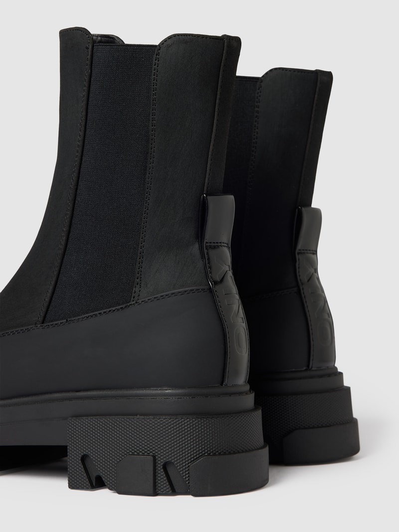 Chelsea Boots mit Logo-Detail Modell 'ONLTOLA' in schwarz