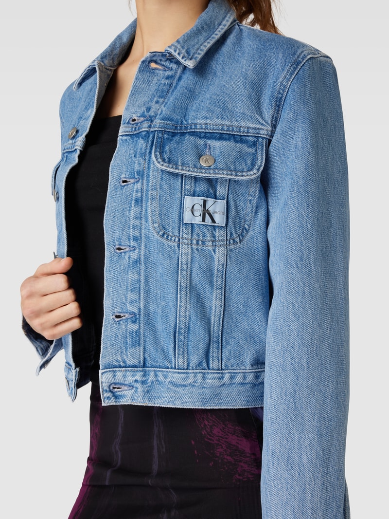 Cropped Jeansjacke mit Label-Patch in hellblau