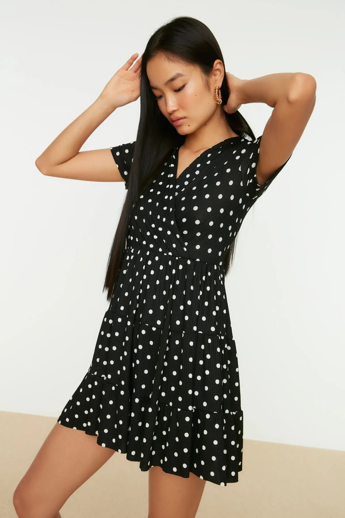 Trendyol Collection  Schwarzes, flexibles Mini-Strickkleid mit zweireihigem Ausschnitt und Tupfenmuster TWOSS21EL0241