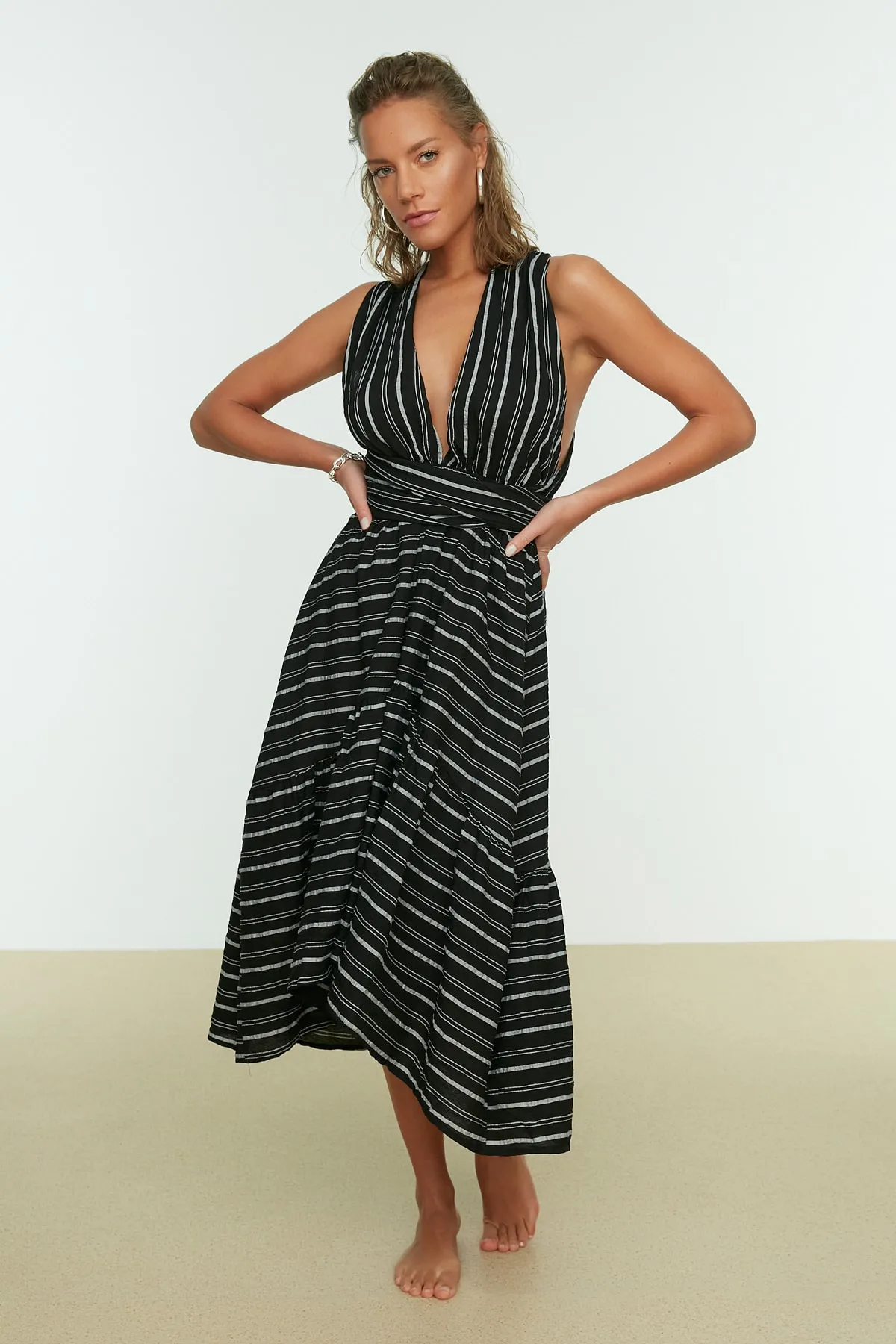 Trendyol Collection  Schwarz gestreiftes, gewebtes Strandkleid mit Krawattendetails TBESS21EL3640