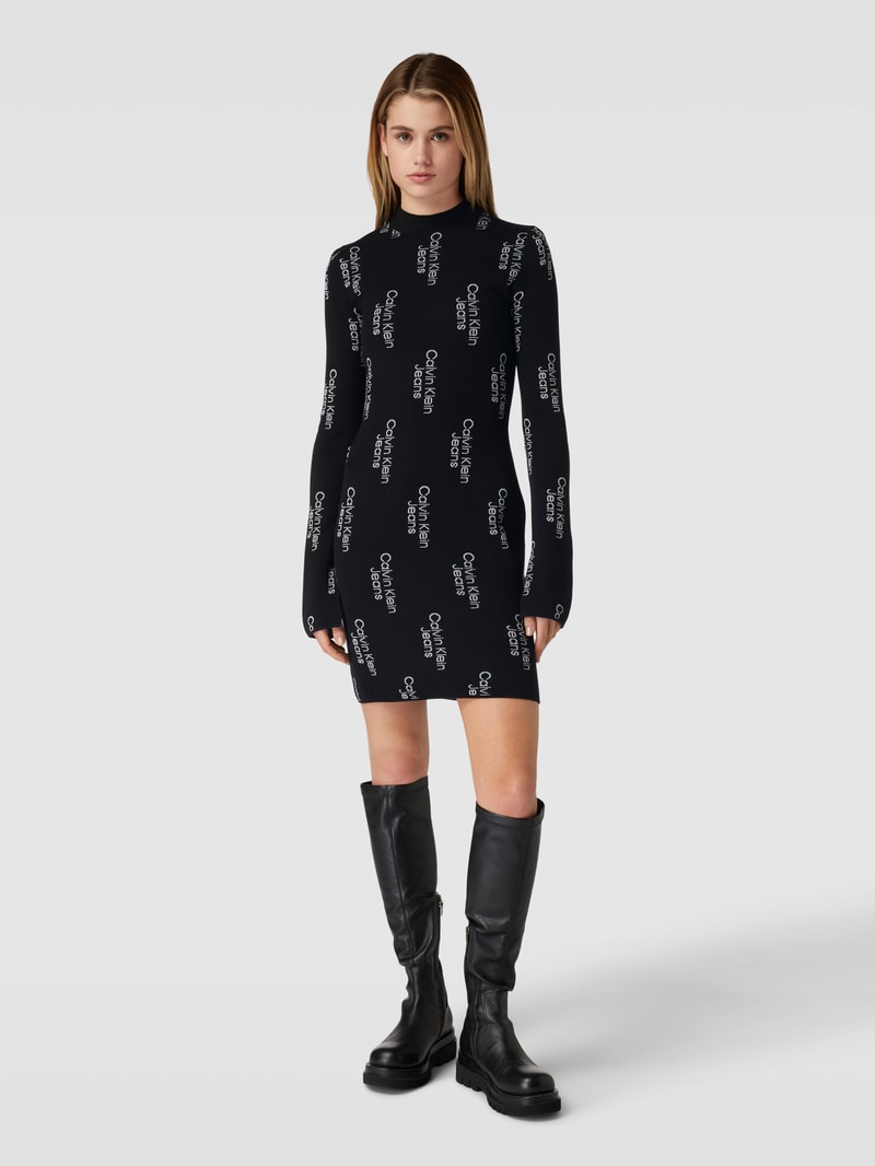 Minikleid mit Allover-Label-Muster in black