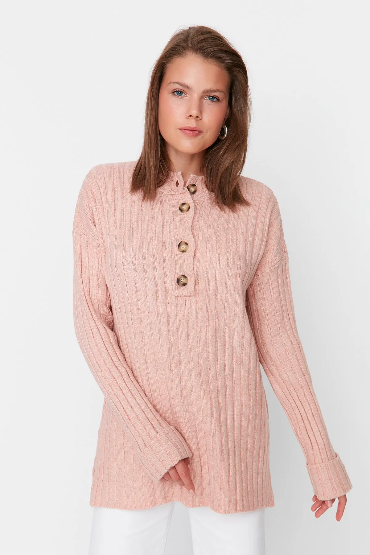 Trendyol Modest  Gerippter Strickpullover mit Knopfleiste und Puderkragen TCTAW23AK00035
