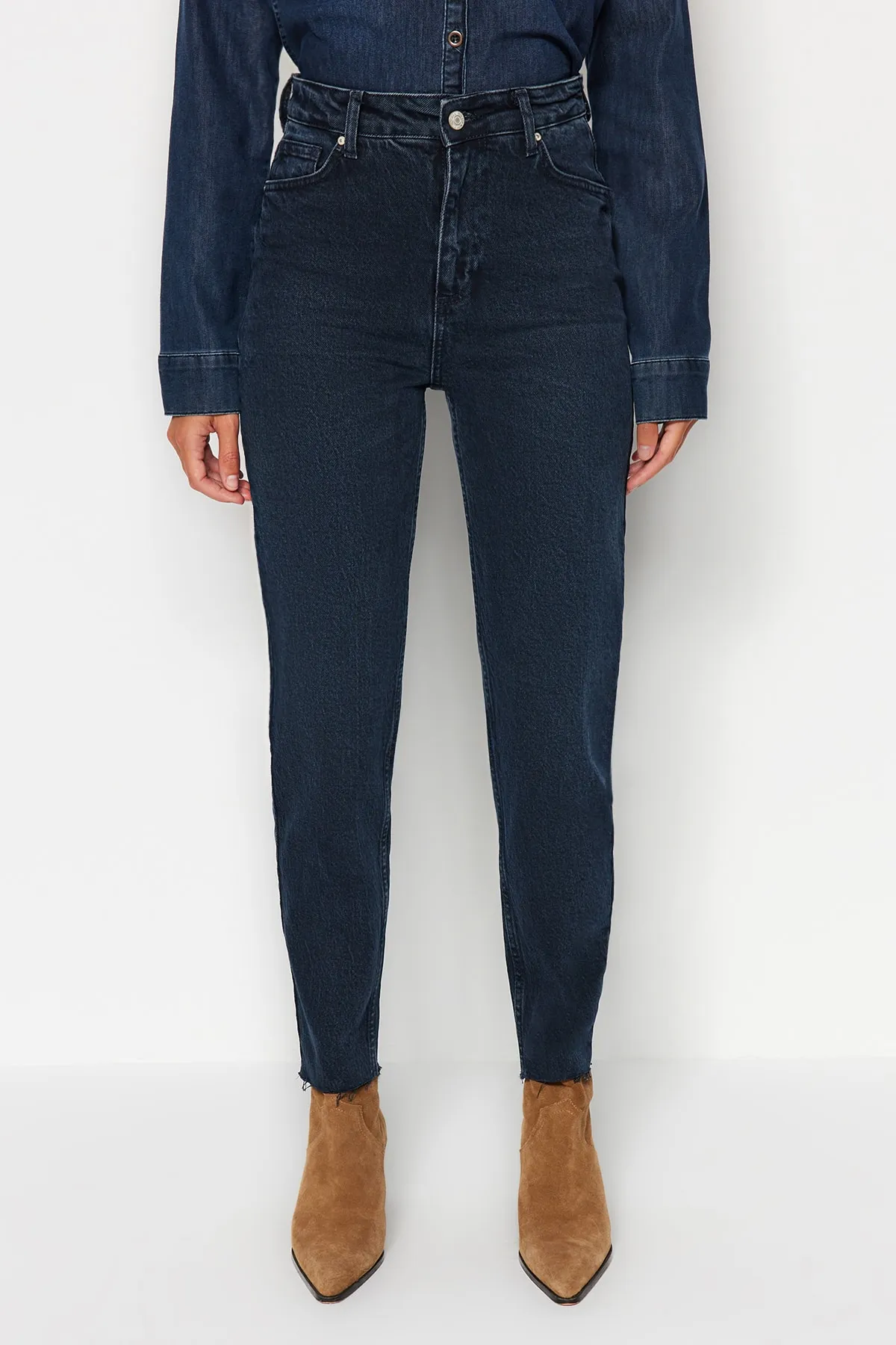 Trendyol Collection  Mitternachtsblaue Slim Mom-Jeans mit hoher Taille TWOSS23JE00094