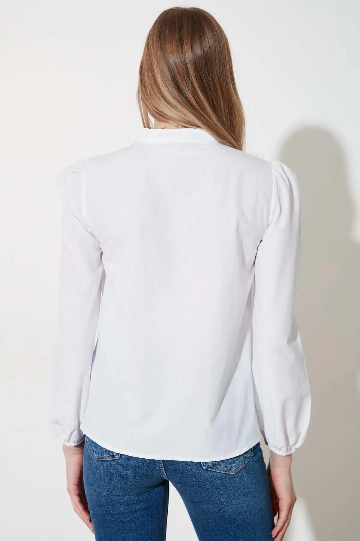 Trendyol Collection  Weißes Spitzenhemd aus Baumwolle - Regular Fit TWOSS20GO0044