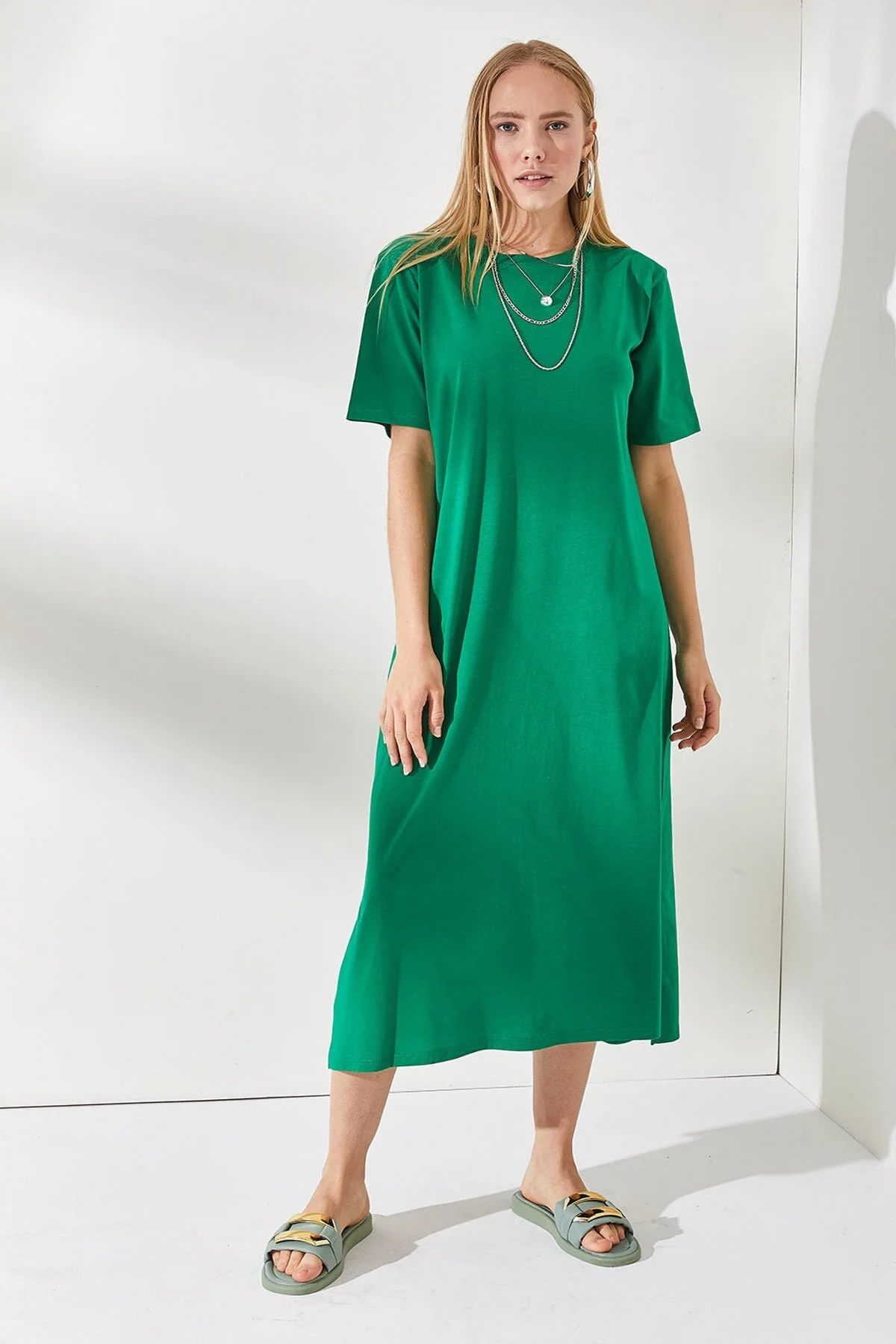 Olalook  Grasgrünes Oversize-Baumwollkleid für Damen mit Seitenschlitzen ELB-19001880