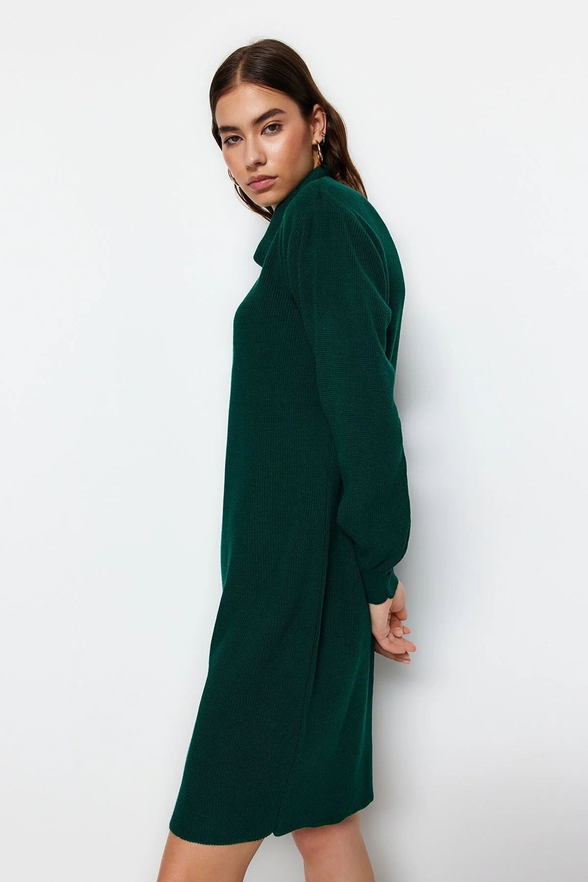 Trendyol Collection  Smaragdgrünes Mini-Strickkleid mit Rollkragen TWOAW23EL00026