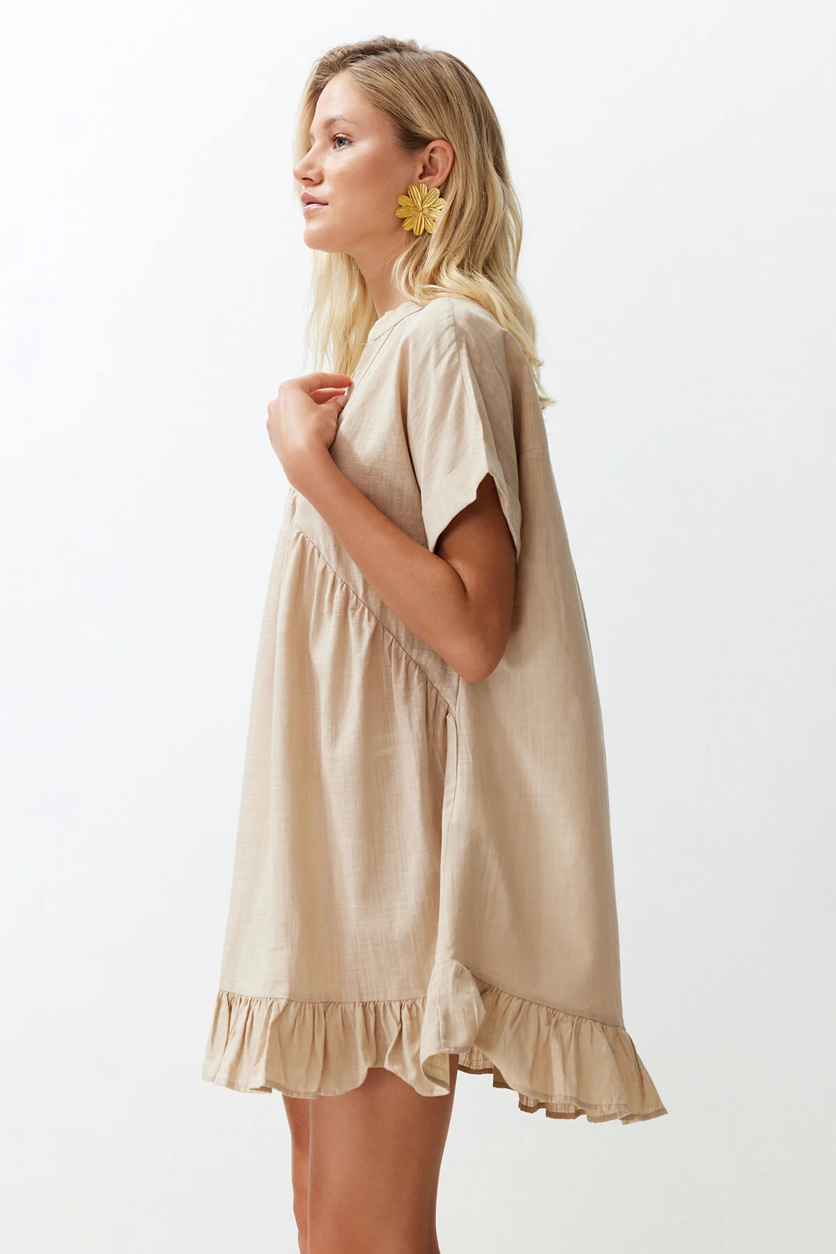 Trendyol Collection  Beigefarbenes, weit geschnittenes Mini-Strandkleid mit gewebten Rüschen TBESS24EL00113