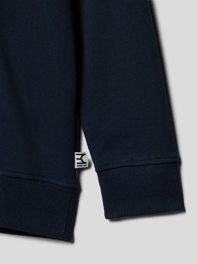 Hoodie mit Motiv-Print Modell 'NOLLEGE' in marineblau