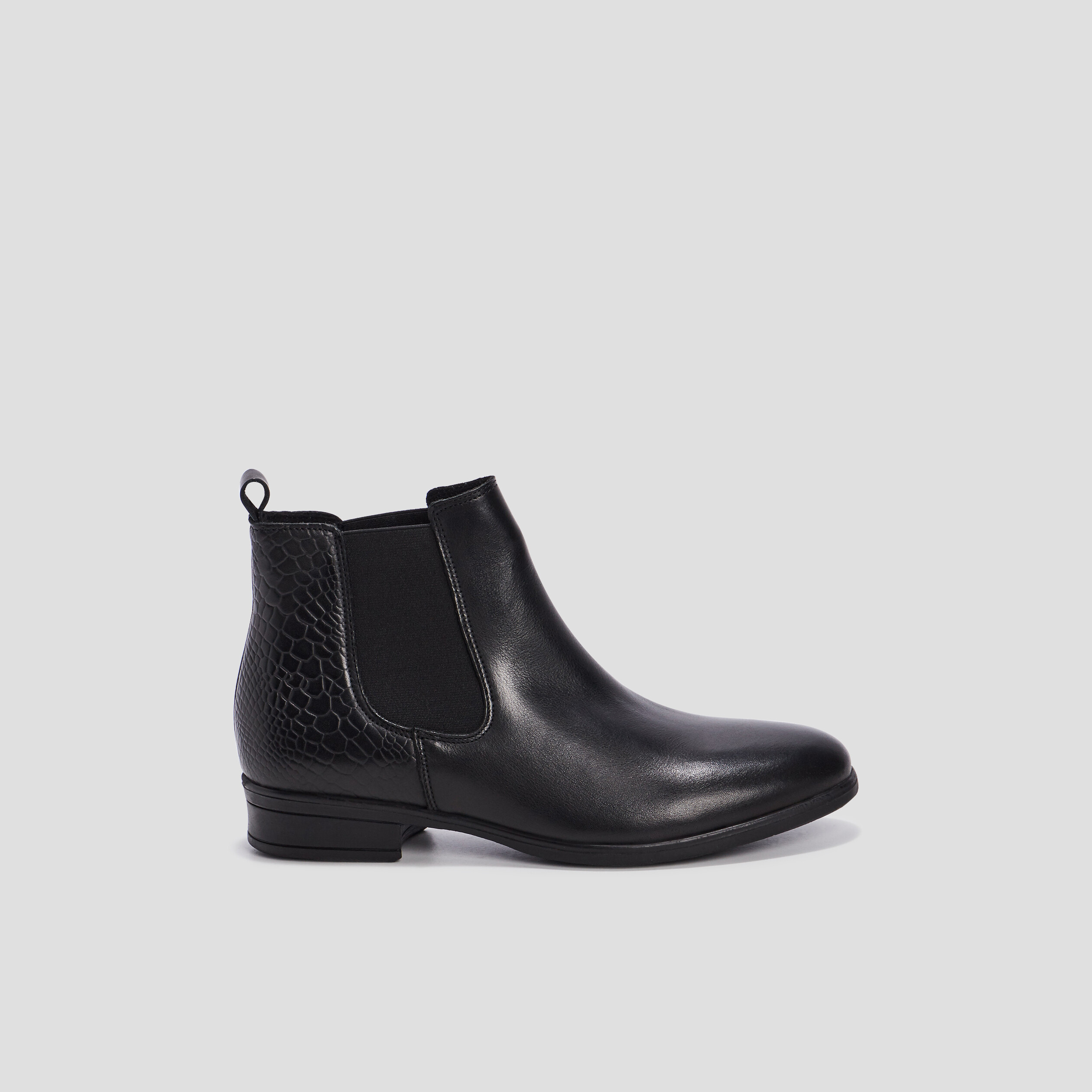 Bottines chelsea plates en cuir noir femme | La Halle