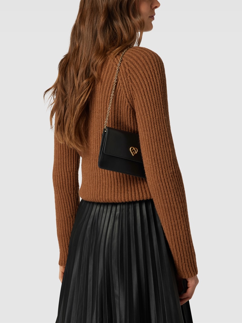 Clutch mit Label-Applikation in schwarz