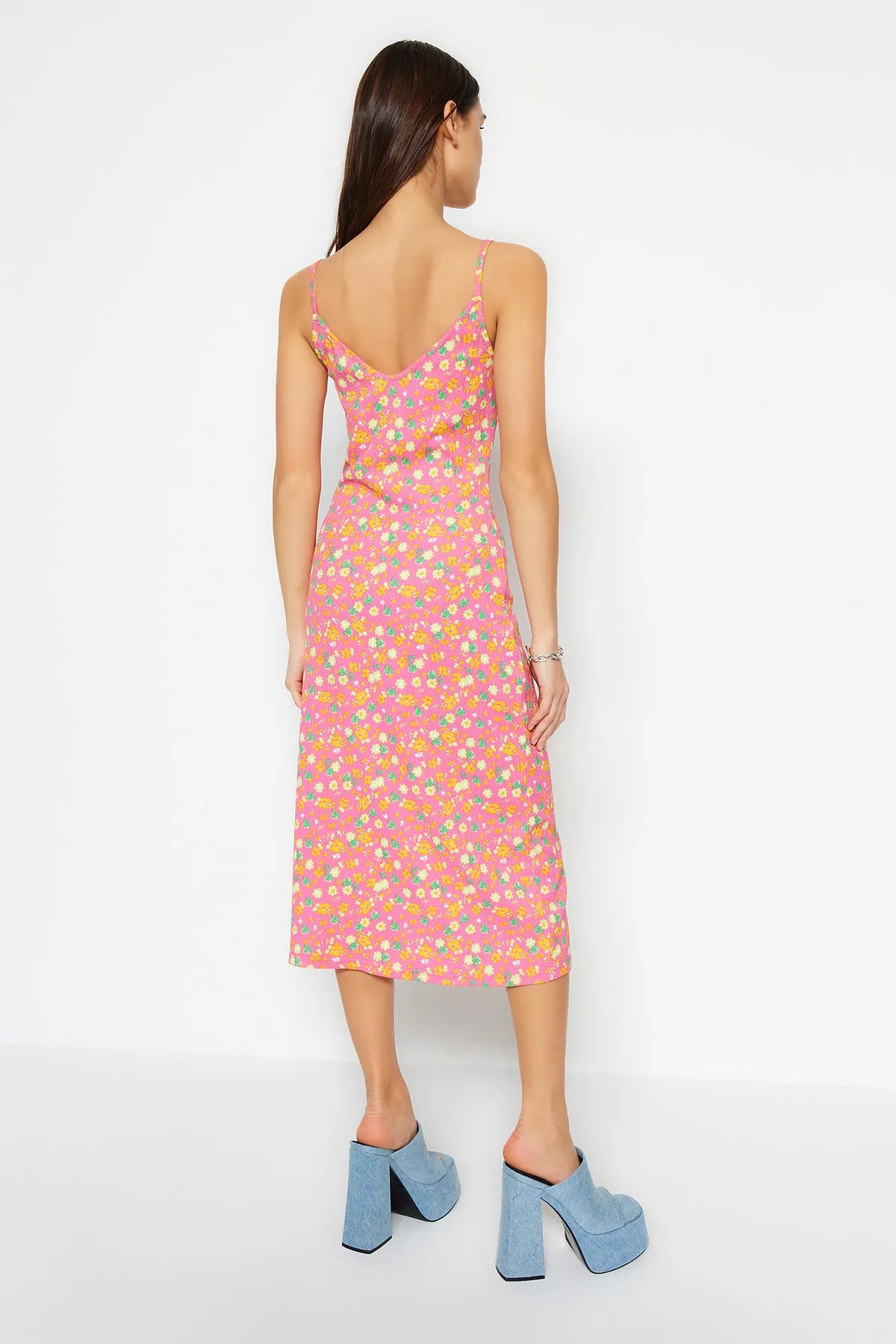 Trendyol Collection  Rosafarbenes, mit Blumenmuster bedrucktes Midi-Strickkleid mit gewickelter Taille und Skater-Trägern TWOSS23EL01454