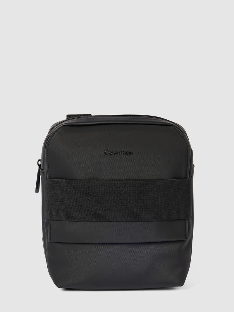 Umhängetasche mit Label-Detail Modell 'TECH' in schwarz