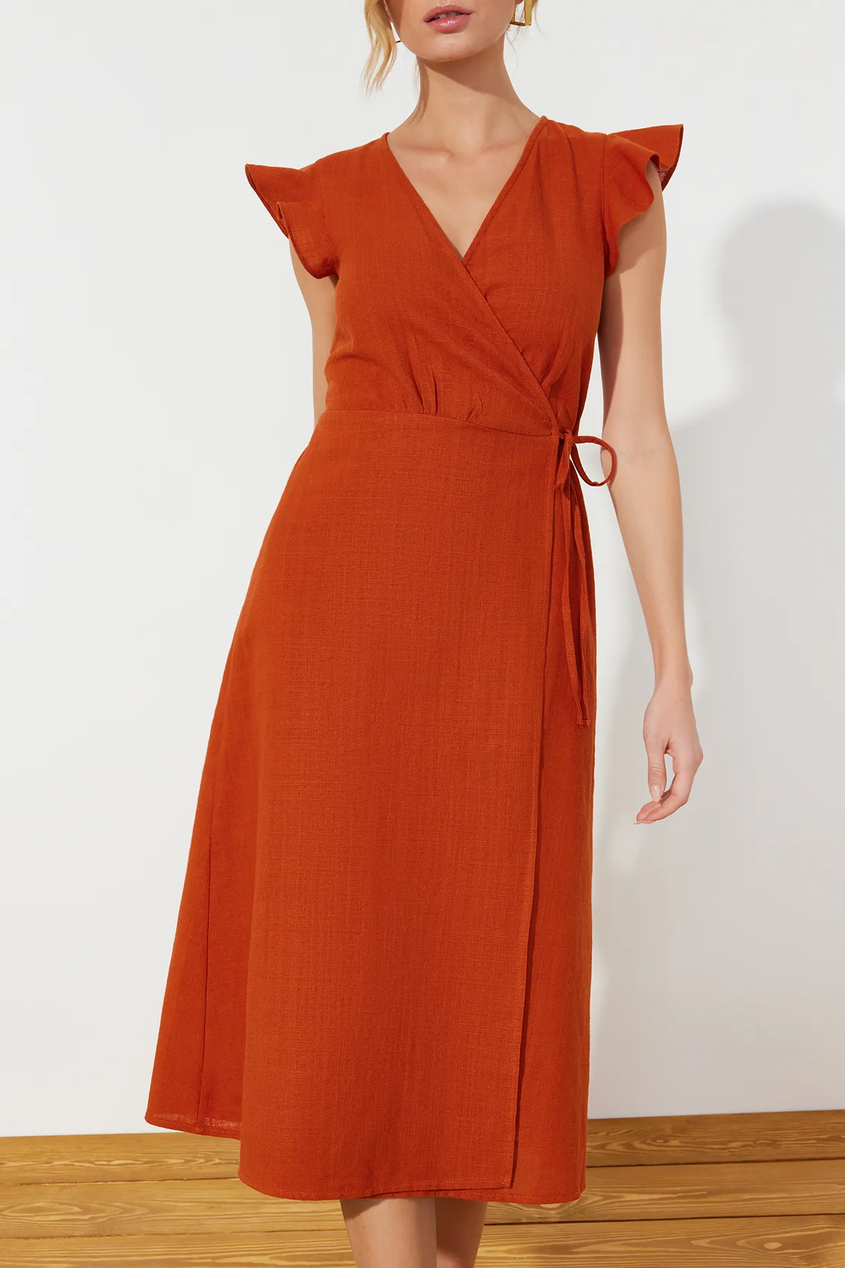 Trendyol Collection  Zweireihiges Midi-Kleid in gewebter Leinenoptik mit gefliestem Rüschendetail TWOSS24EL00071