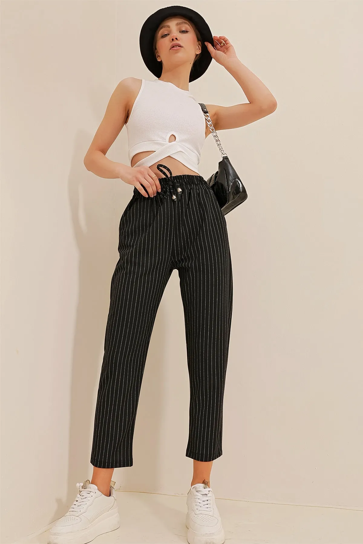 Trend Alaçatı Stili  Schwarze Damenhose mit hoher Taille und doppelter Tasche, gestreift, lässig geschnitten, ALC-X10430