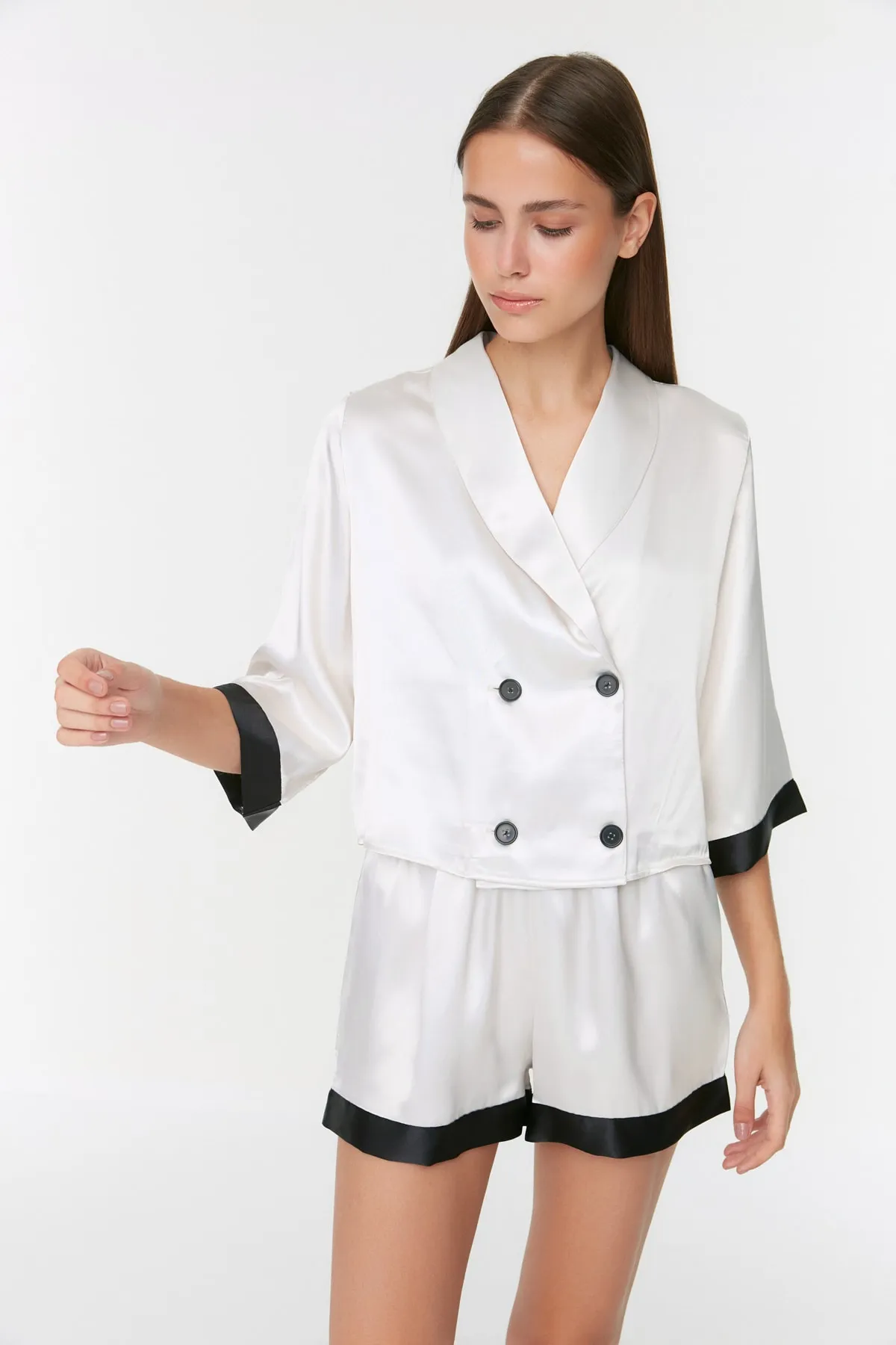 Trendyol Collection  Ecru gestreiftes Satin-Hemd-Shorts-Web-Pyjama-Set THMSS22PT0627