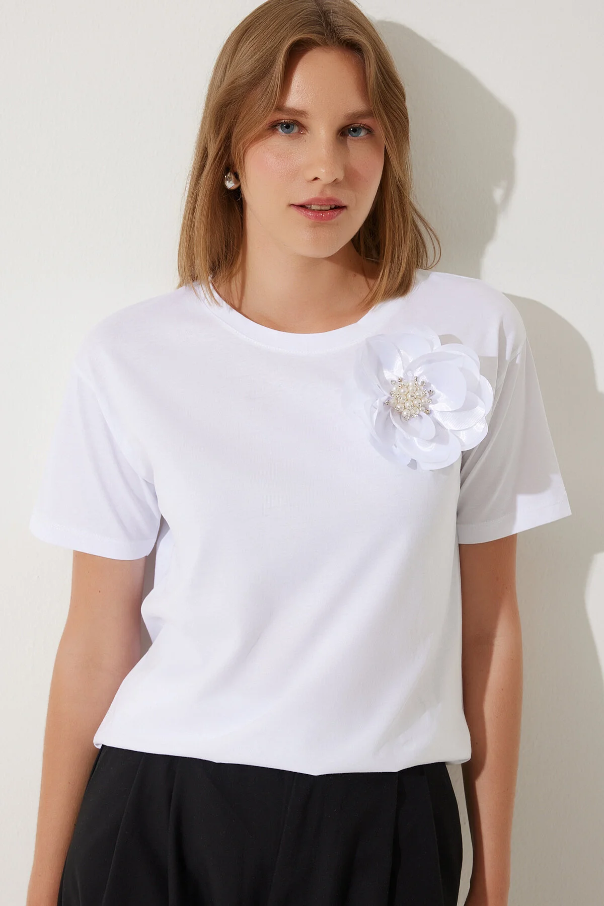 Happiness İstanbul  Weißes Strick-T-Shirt mit Perlenblumen-Detail für Damen NJ00146