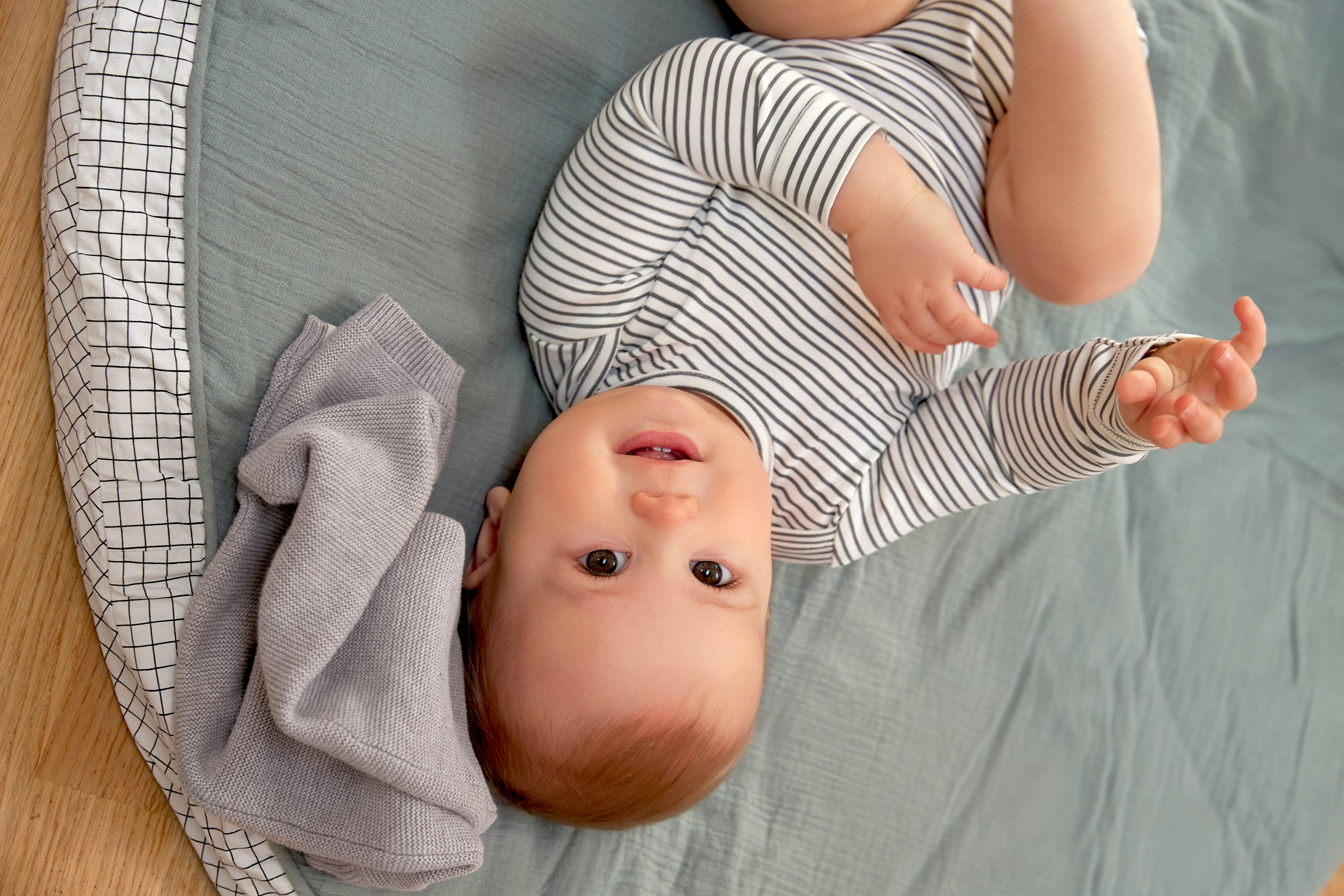 Baby Wickelbody kurzarm - Bio Baumwolle, Streifen, Grau