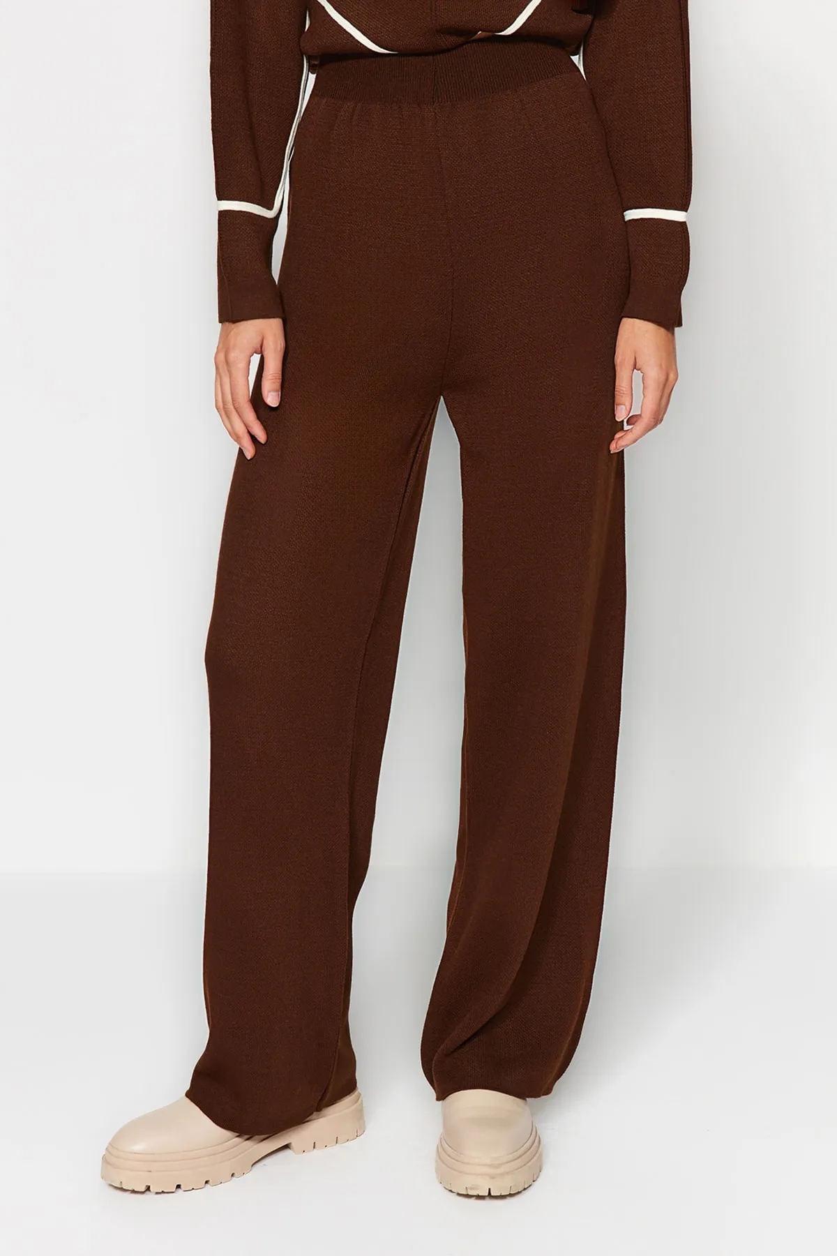 Trendyol Modest  Braunes, detailliertes, gestreiftes Strick-Unterteil-Top-Set mit Krawatte TCTAW24US00056