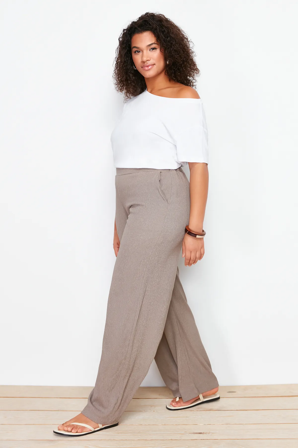 Trendyol Curve  Braune, weit geschnittene Strickhose TBSSS24AR00006
