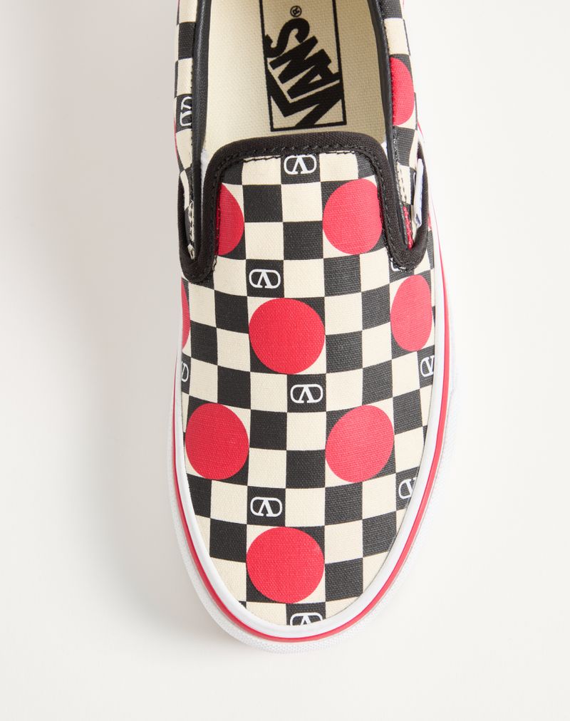 Tênis Slip-On Valentino Garavani e Vans em tecido com estampa xadrez VLogo e detalhes em poá