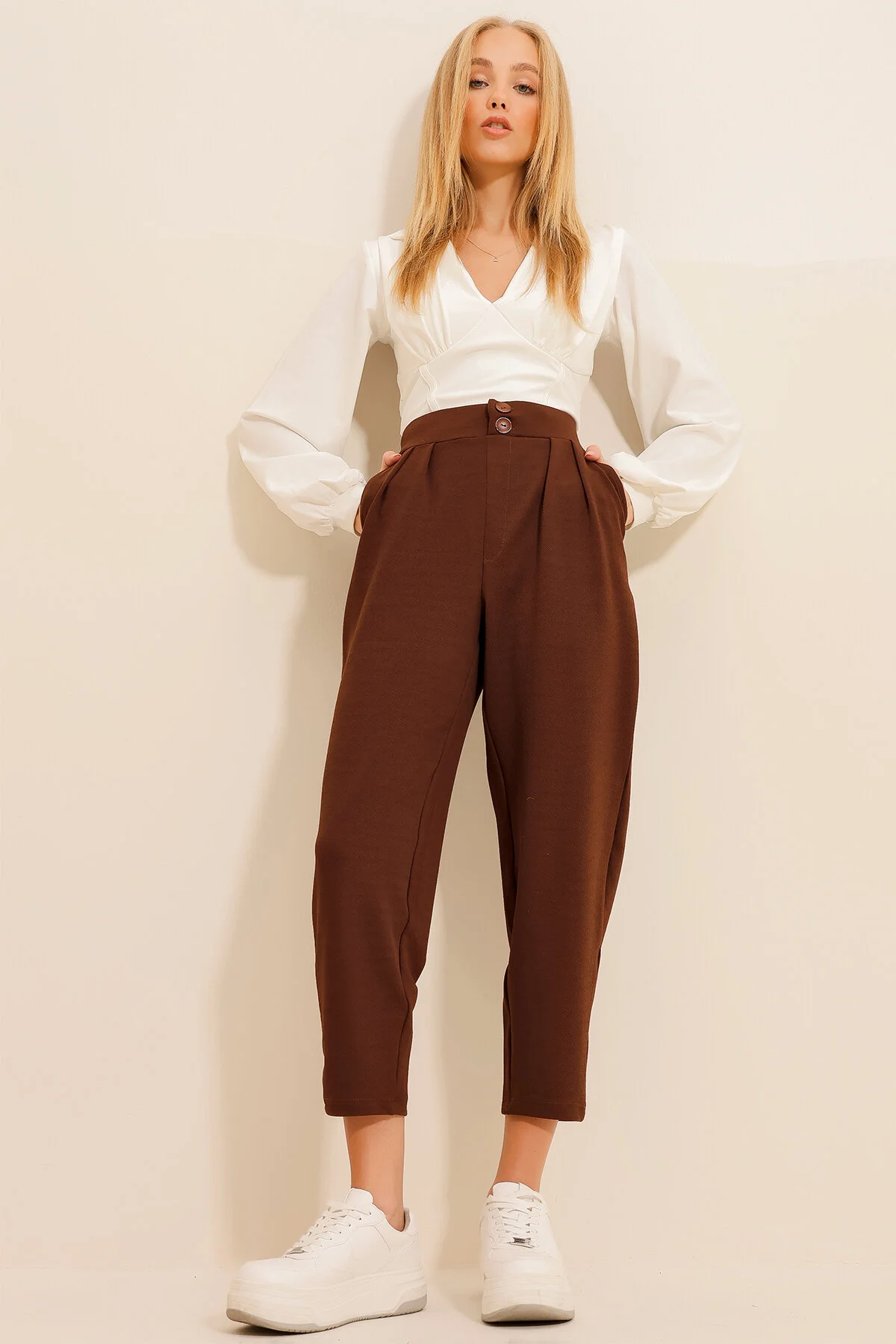 Trend Alaçatı Stili  Braune Karottenhose mit hoher Taille für Damen ALC-X11148