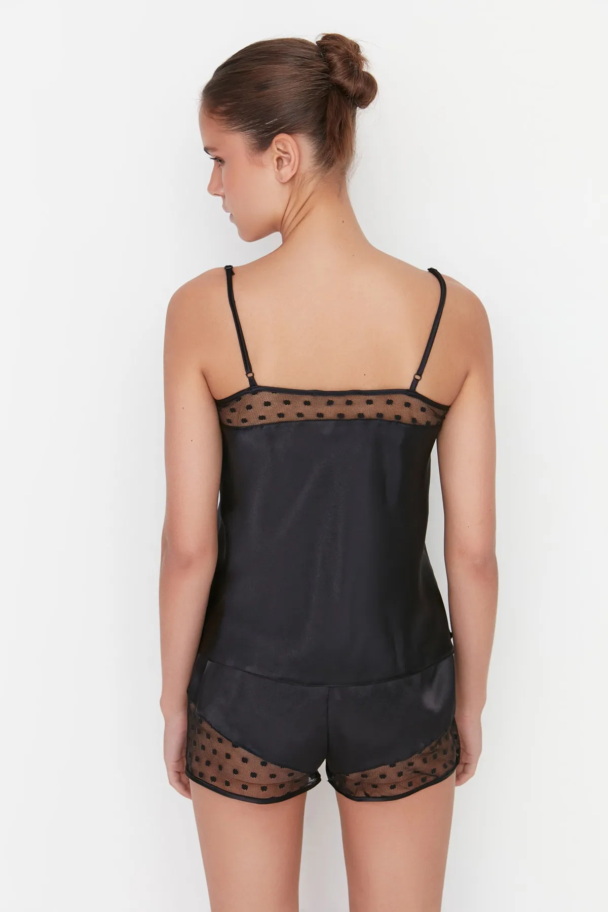 Trendyol Collection  Schwarzes Pyjama-Set aus gewebtem Satin mit Tülldetails und Seilträgern THMSS22PT0632