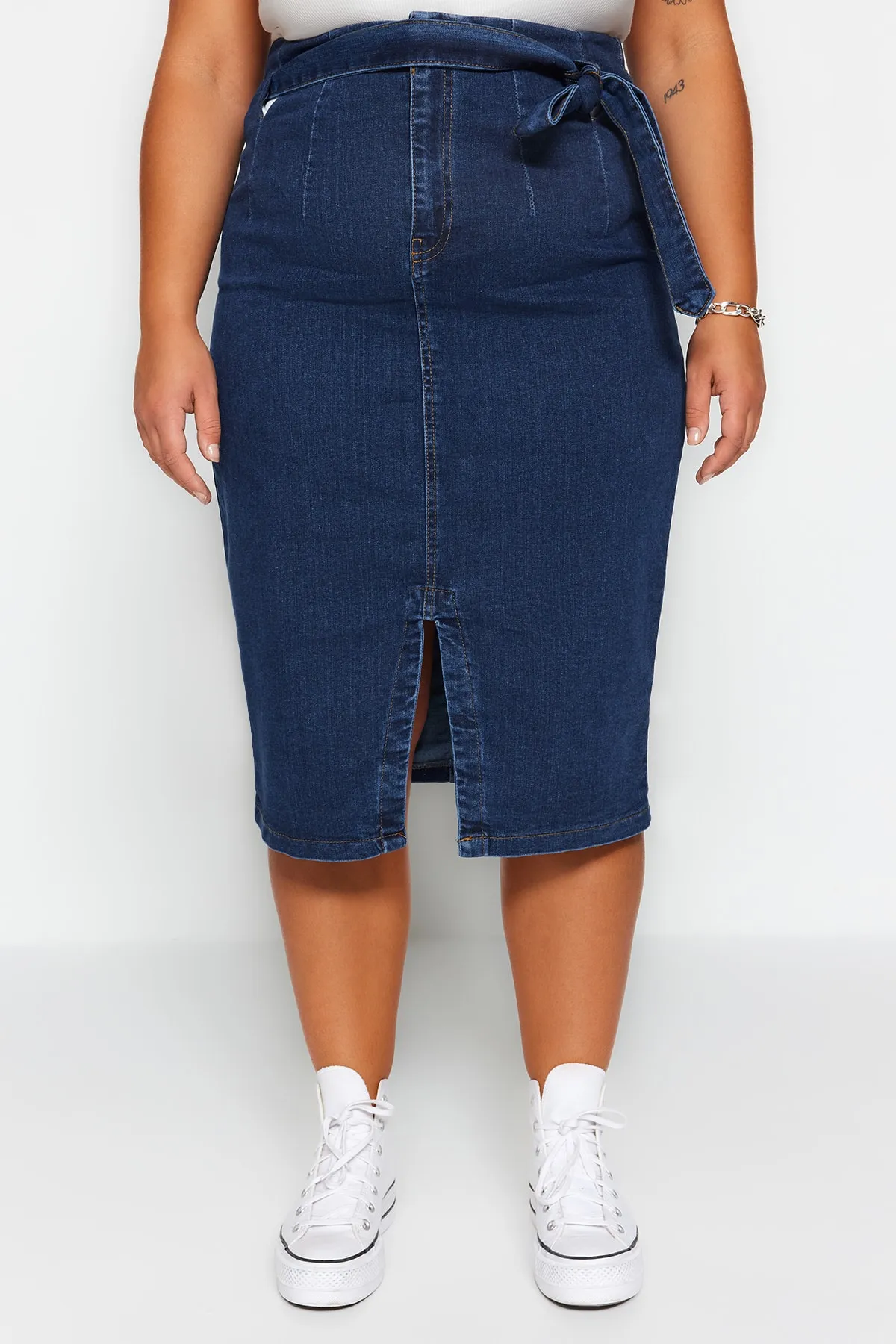 Trendyol Curve  Dunkelblauer, geschlitzter Jeansrock mit hohem Bund und Gürtel TBSSS23AZ00017
