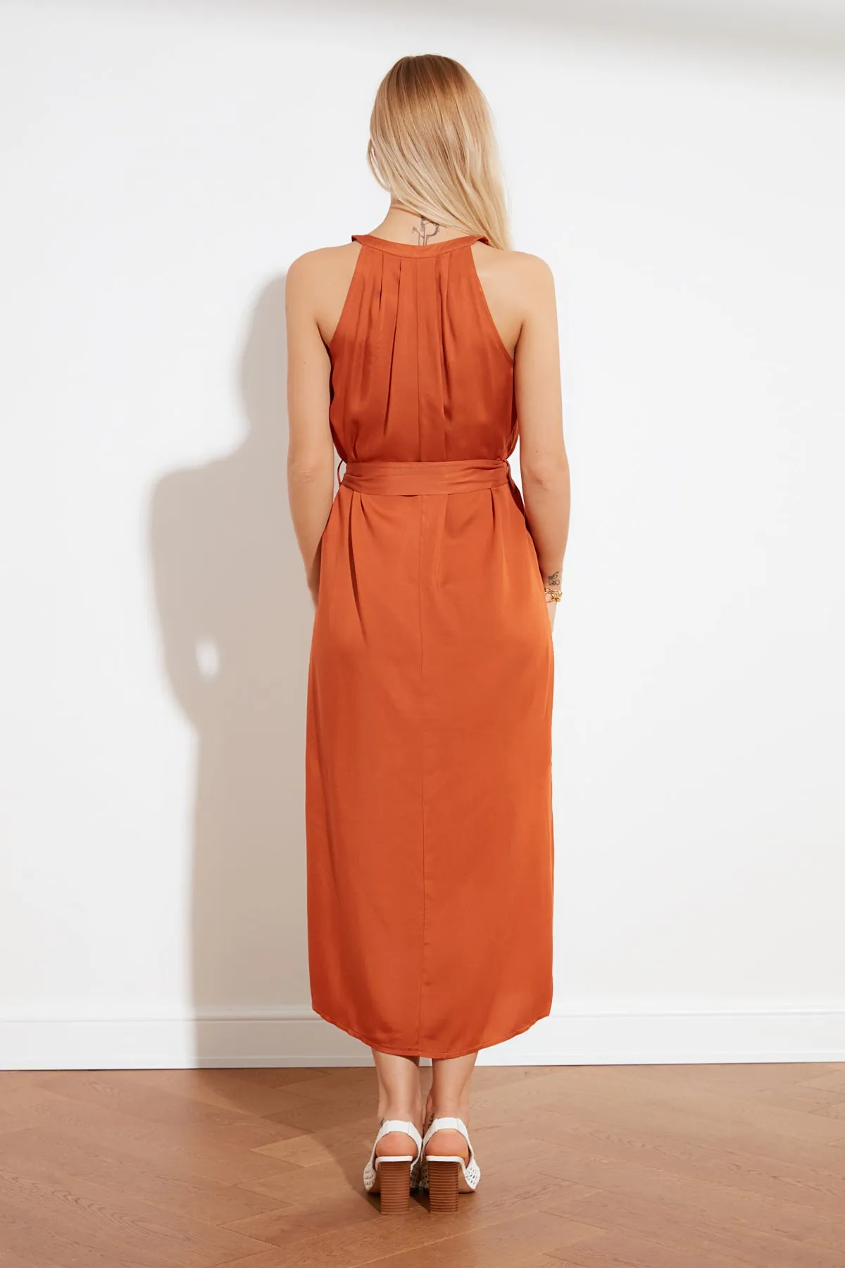 Trendyol Collection  Zimtfarbenes, gewebtes Midi-Hemdkleid mit Gürtel und vorherrschendem Kragen TWOSS19XM0112