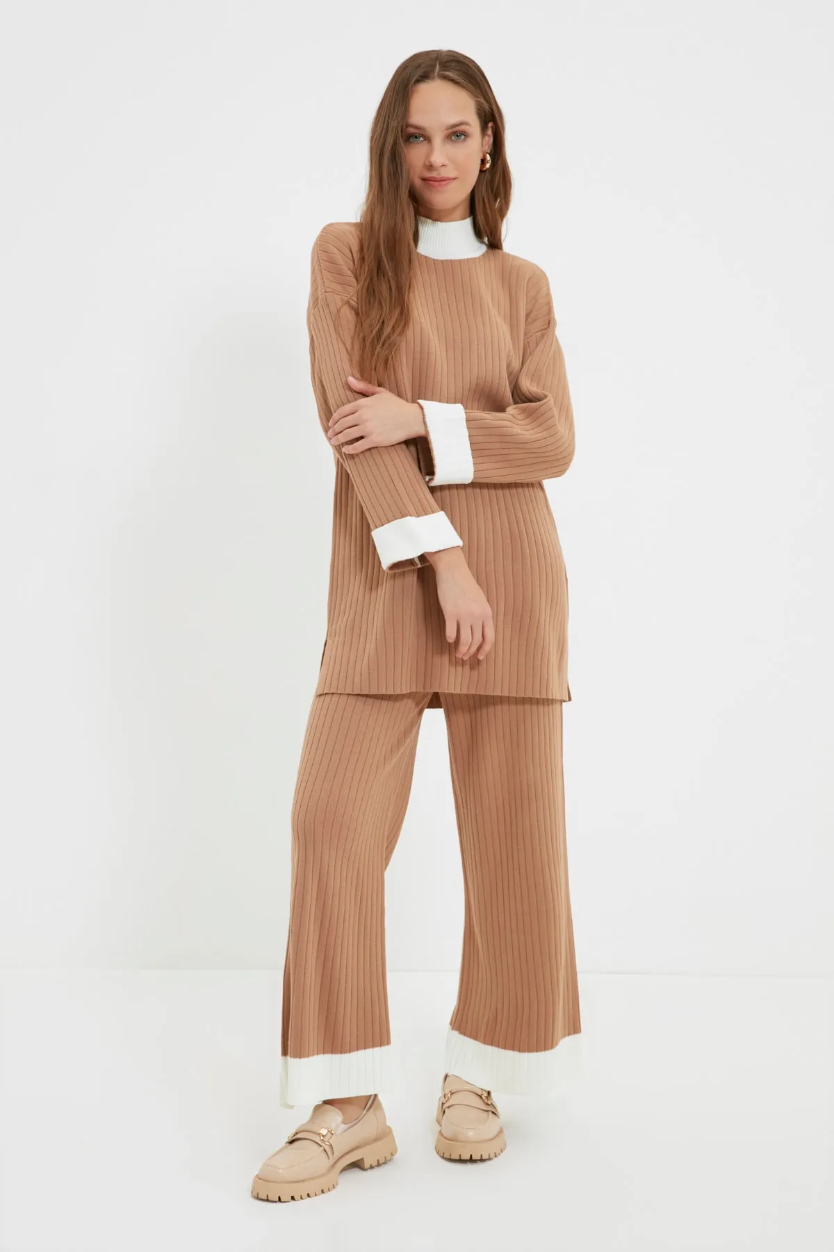 Trendyol Modest  Kamelfarbener Strickanzug mit Stehkragen und Farbblockdesign aus Kordelzug und Pullover-Hose TCTAW22US0080