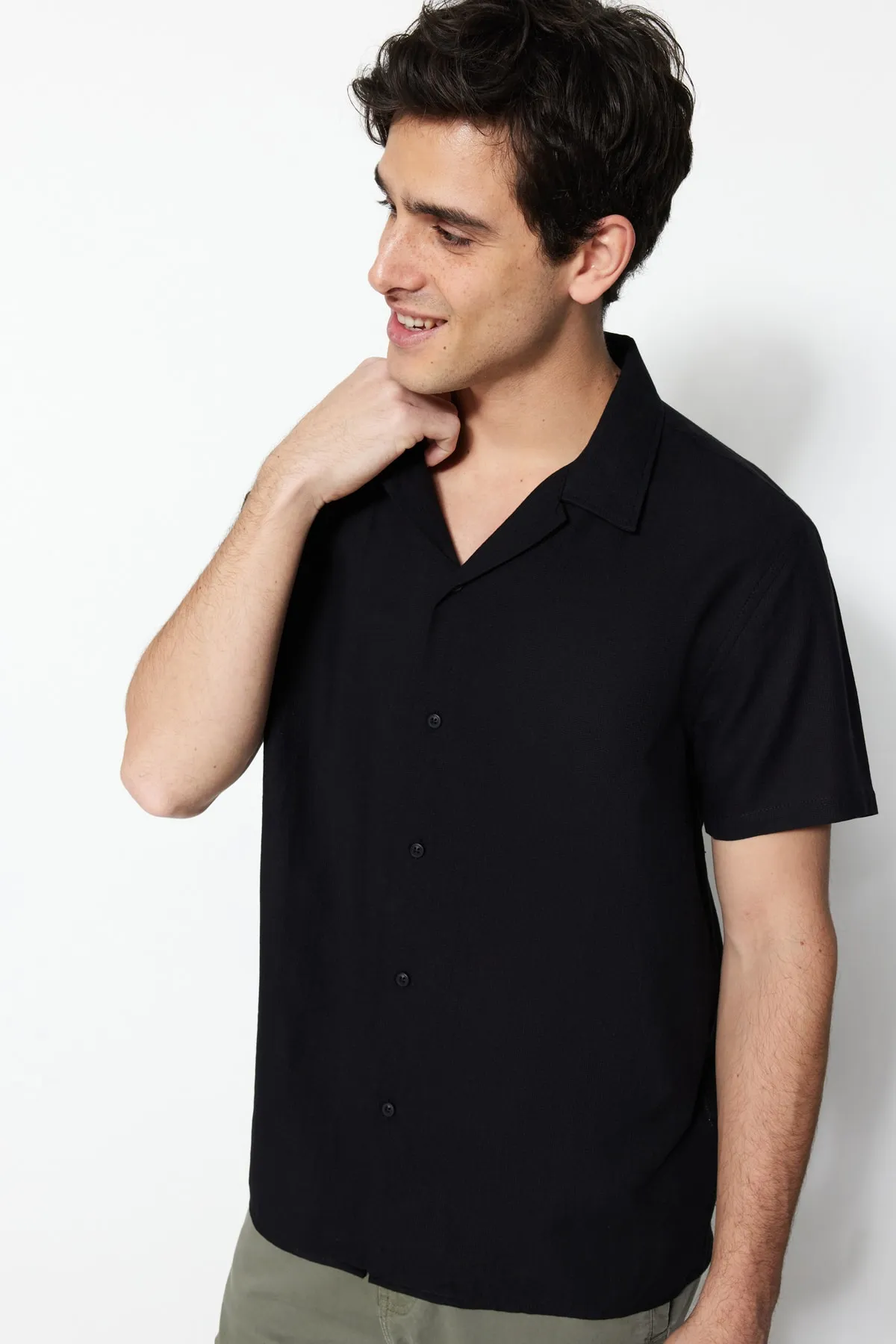 Trendyol Collection  Schwarzes Unisex-Kurzarmhemd mit entspannter Passform TMNSS23GO00064