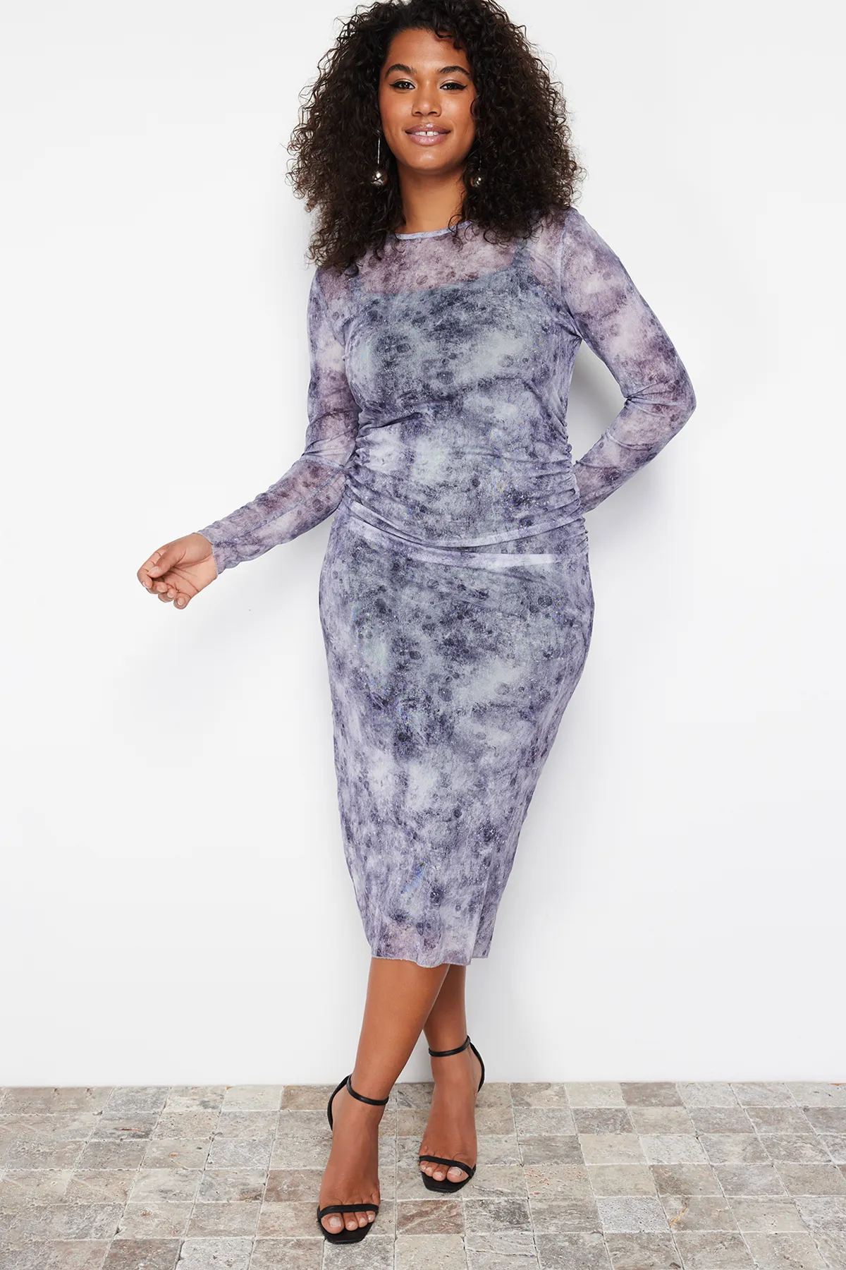 Trendyol Curve  Graues Midi-Strickkleid mit Tüllmuster TBBSS24AH00058