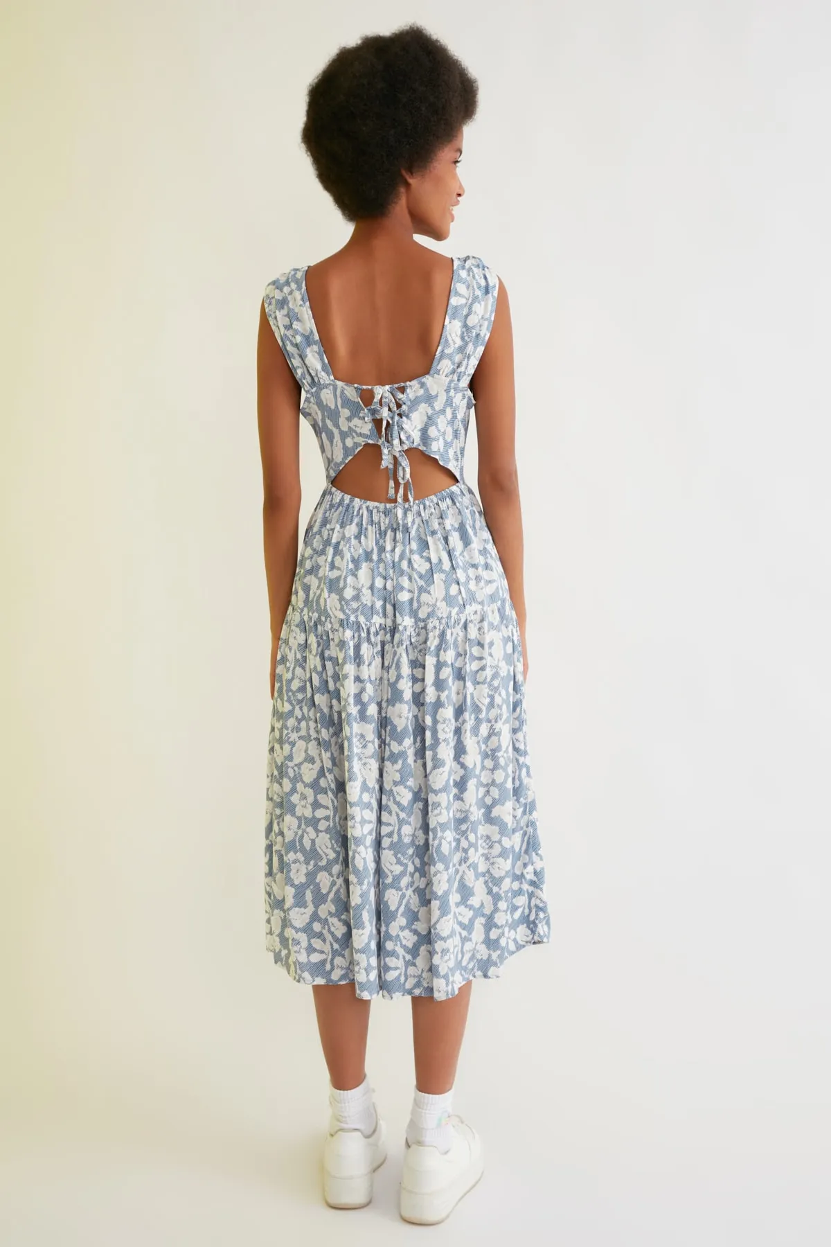 Trendyol Collection  Blaues Midi-Kleid mit gewebtem Rückendetail und Blumenmuster und Taillenöffnung TWOSS21EL0709