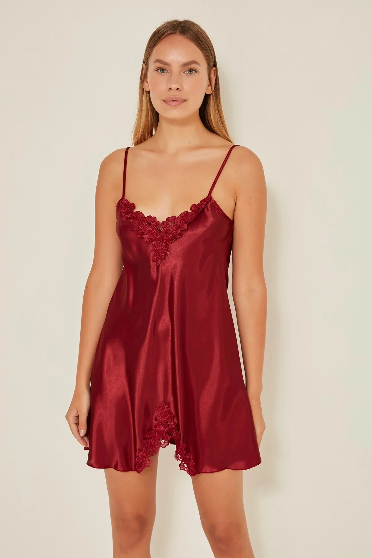 C&City  060 Damen-Nachthemd aus Satin und Spitze in Weinrot