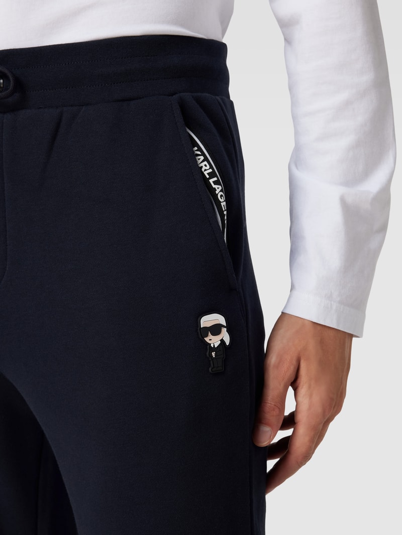 Jogpants mit Label-Patch in dunkelblau