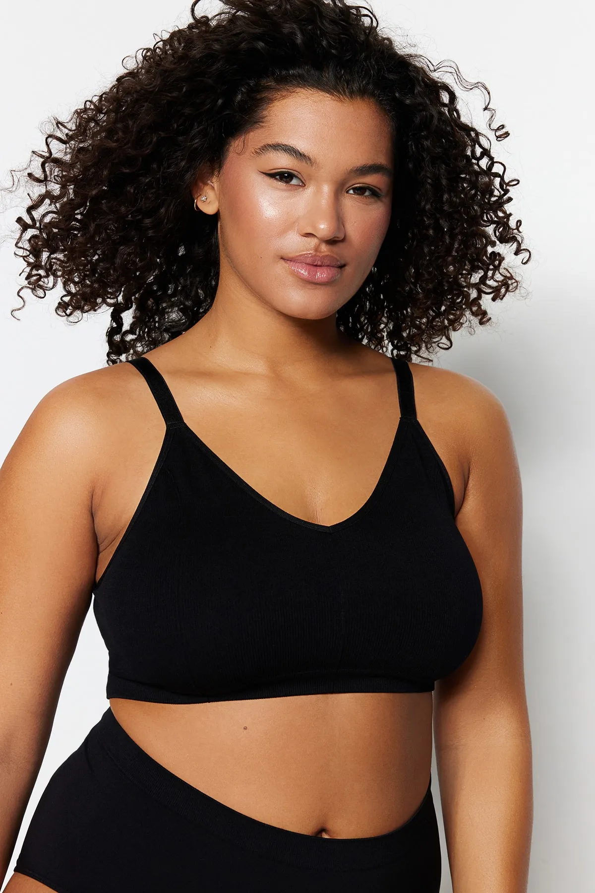 Trendyol Curve  Schwarzer, kappenloser, nahtloser Bralette-BH mit Trägern TBBSS23CW00001