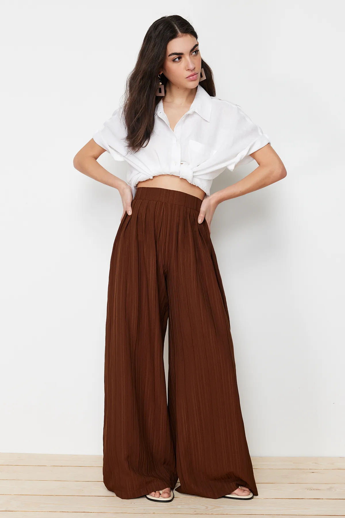 Trendyol Collection  Dunkelbraune, gewebte Hose aus strukturiertem Stoff mit weitem Bein und Faltendetails TWOSS24PL00057