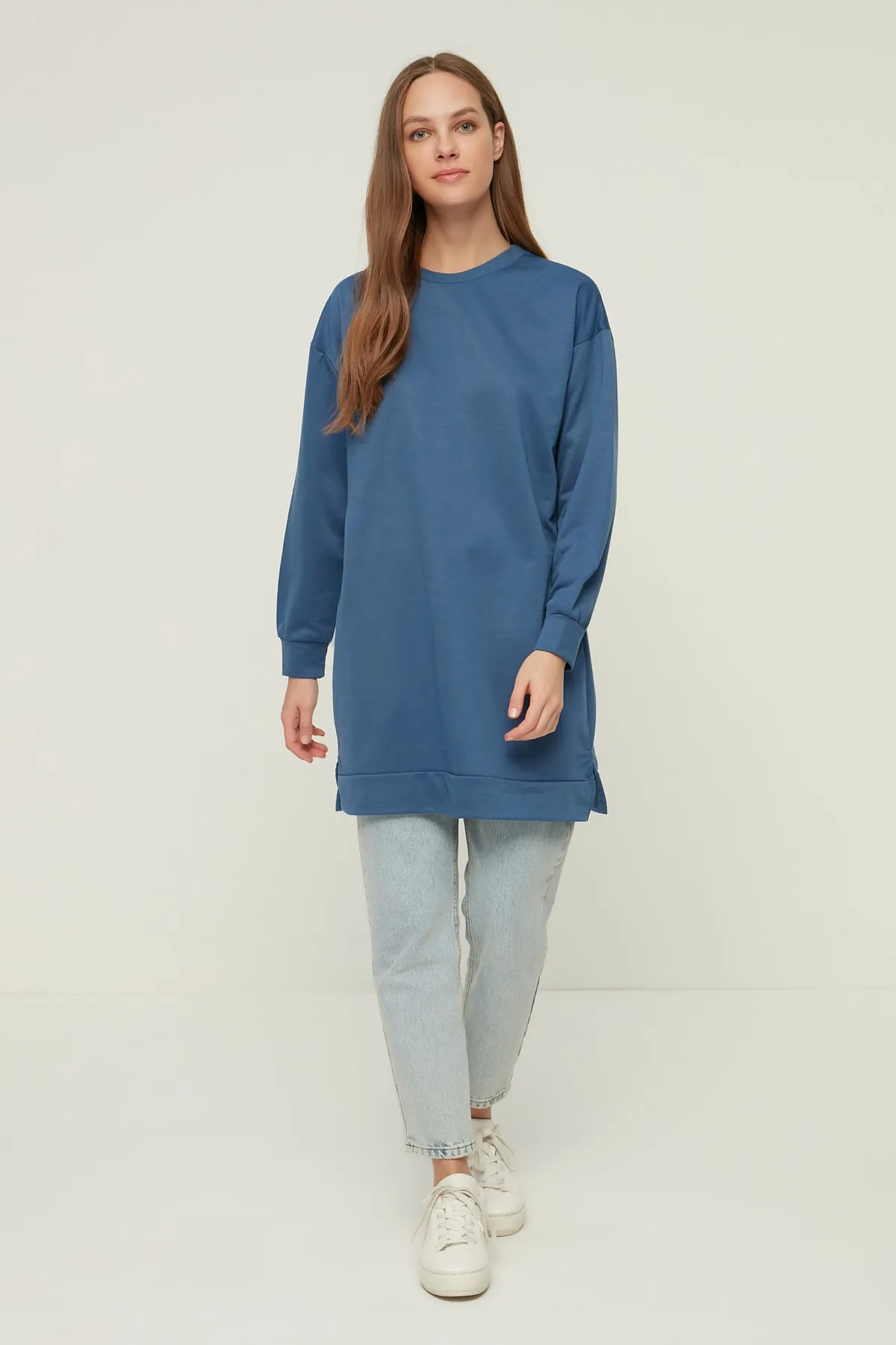 Trendyol Modest  Indigofarbenes Basic-Strick-Sweatshirt mit Rundhalsausschnitt und Schlitz und detailliertem Ausschnitt TCTAW22TW0138