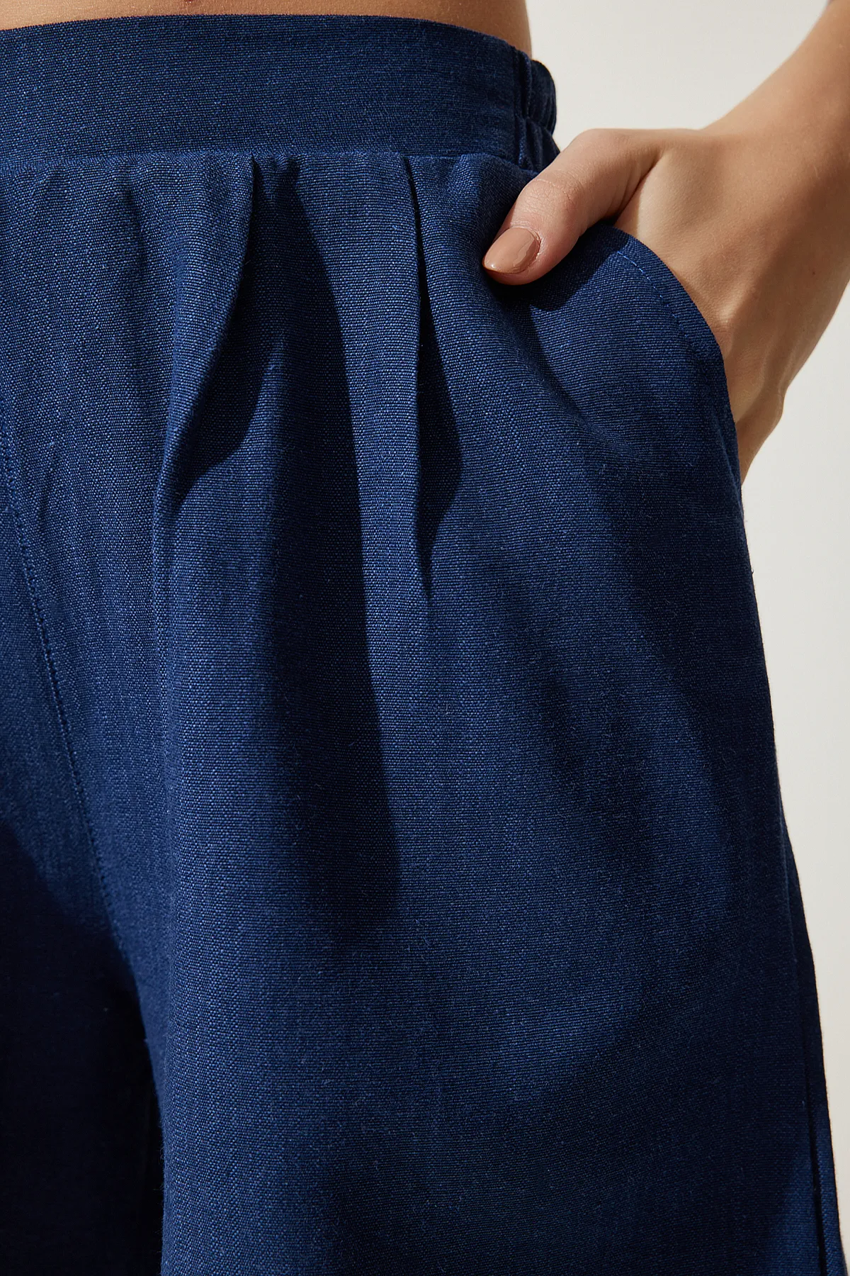Happiness İstanbul  Marineblaue Damen-Shorts aus gewebtem Leinen mit Taschen MC00276