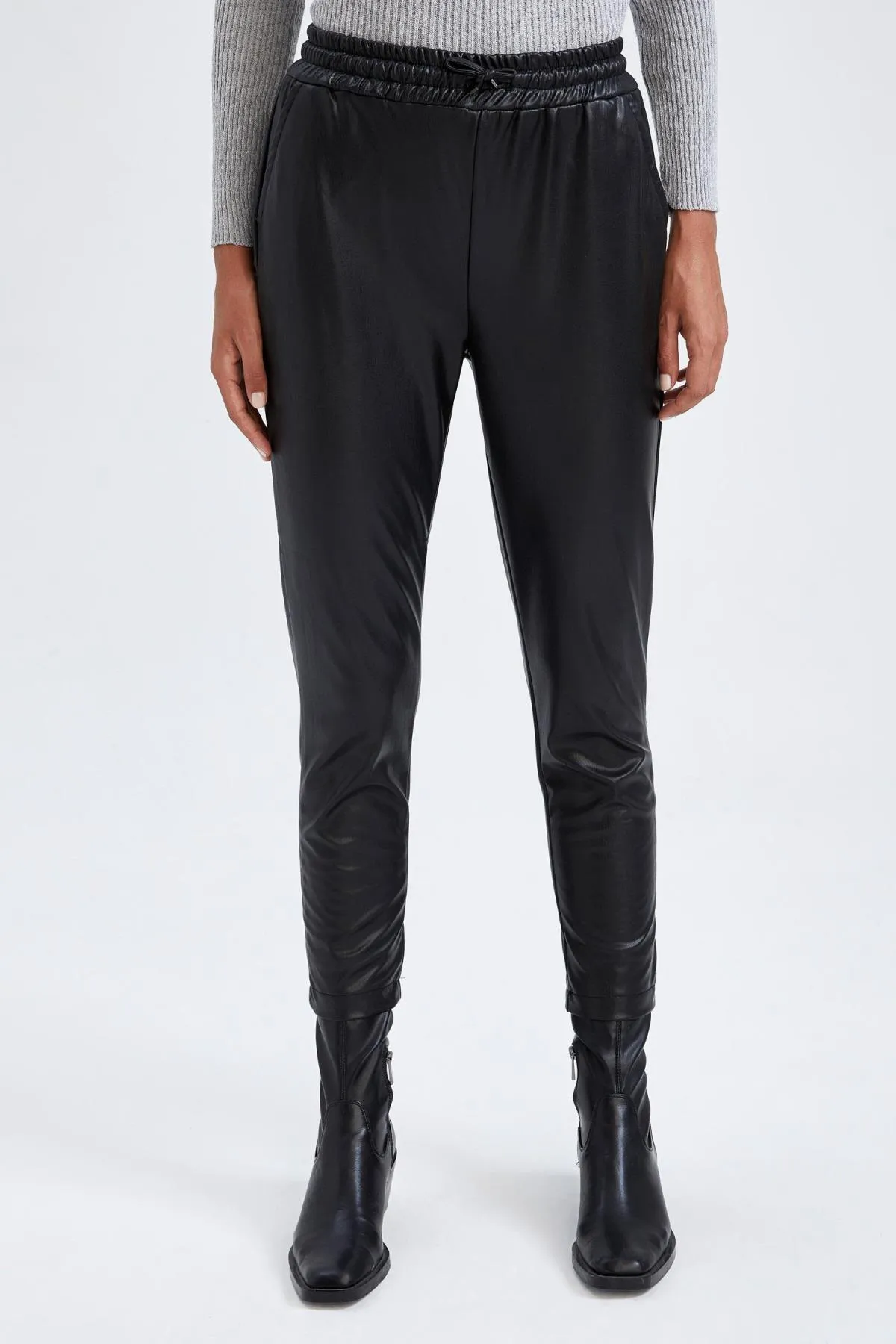 DeFacto  Hose aus Kunstleder mit Jogger-Tasche