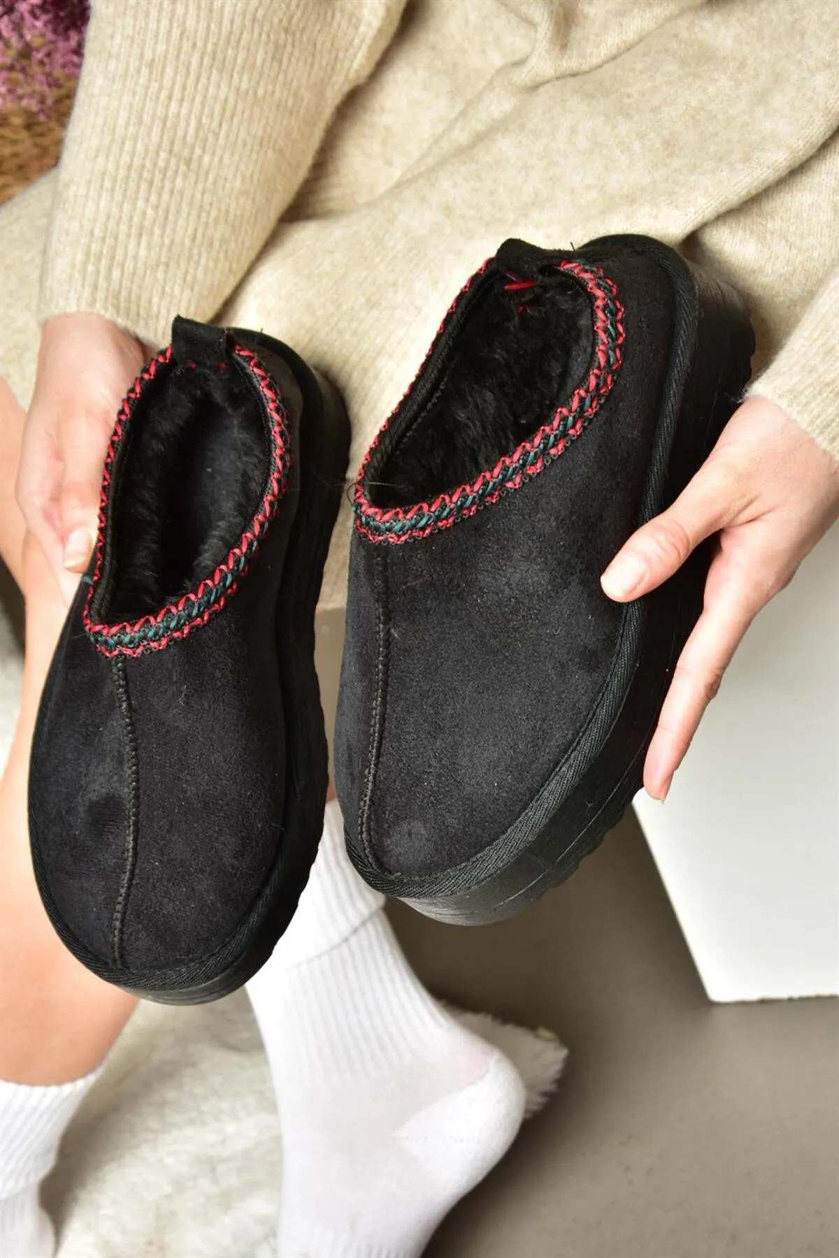 Fox Shoes  R612047302 Schwarze Wildleder-Damenhausschuhe mit dicker Sohle und haariger Innenseite