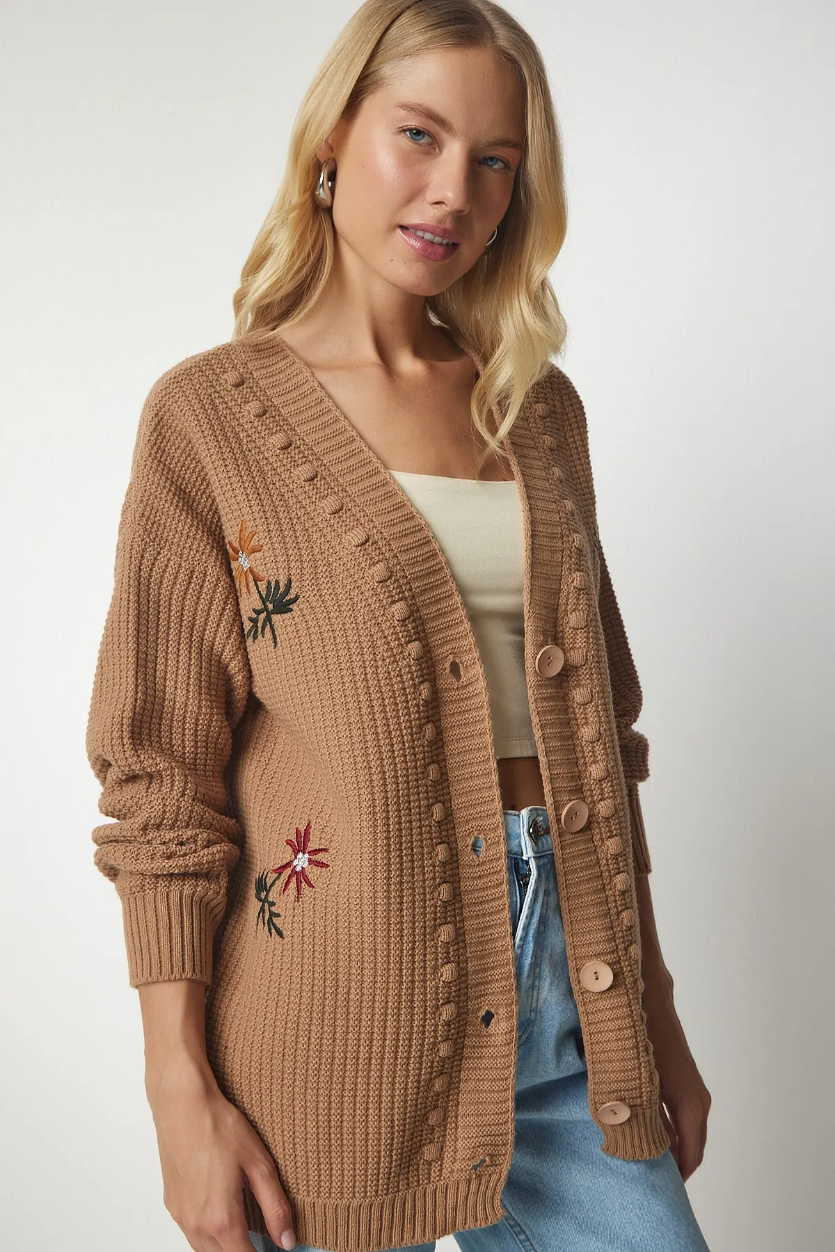 Happiness İstanbul  Damen-Strickjacke mit Blumenstickerei in Keksoptik KG00002