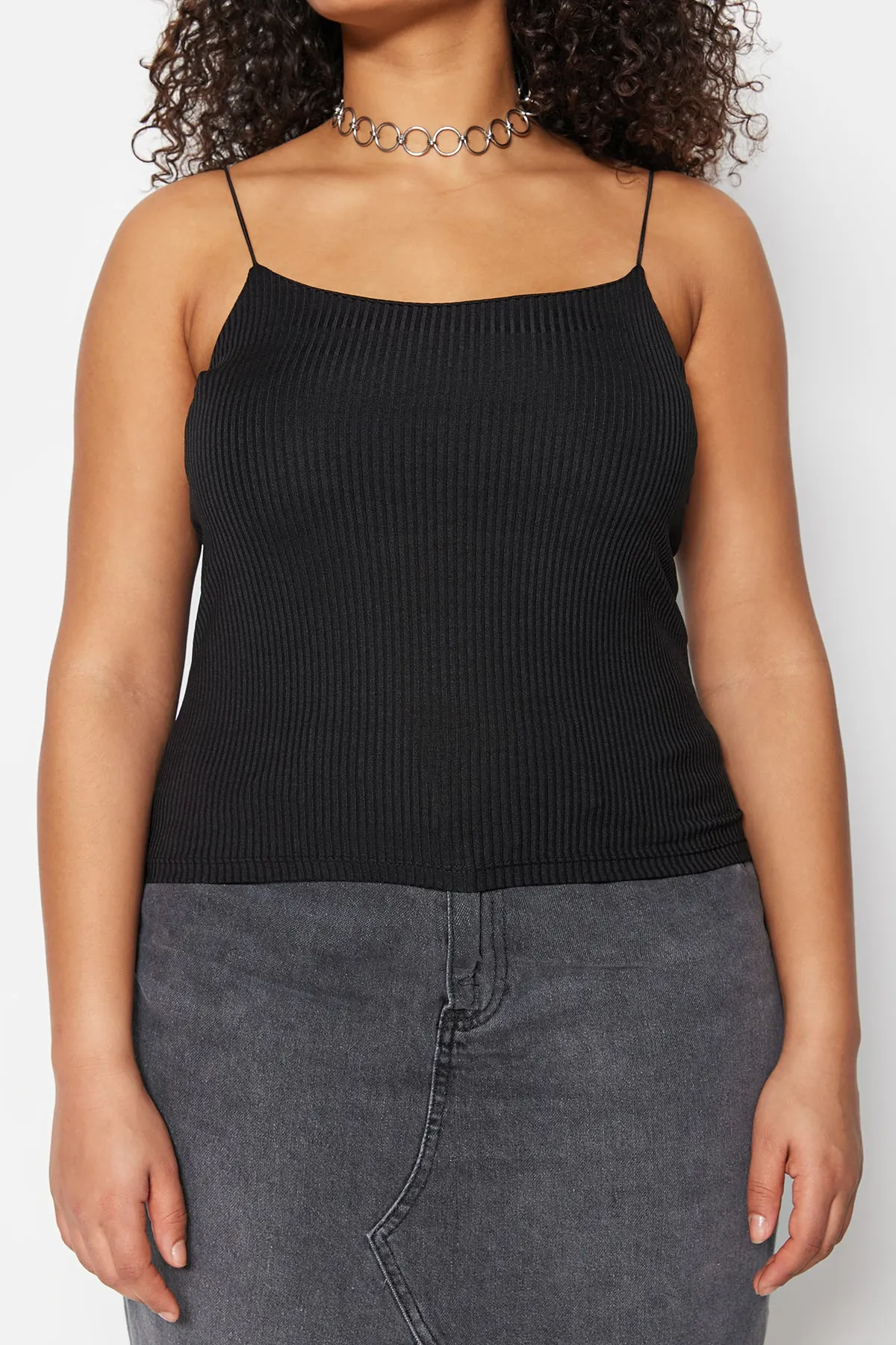 Trendyol Curve  Schwarze Crop-Strickbluse mit Riemchenmuster TBSSS23AF00013