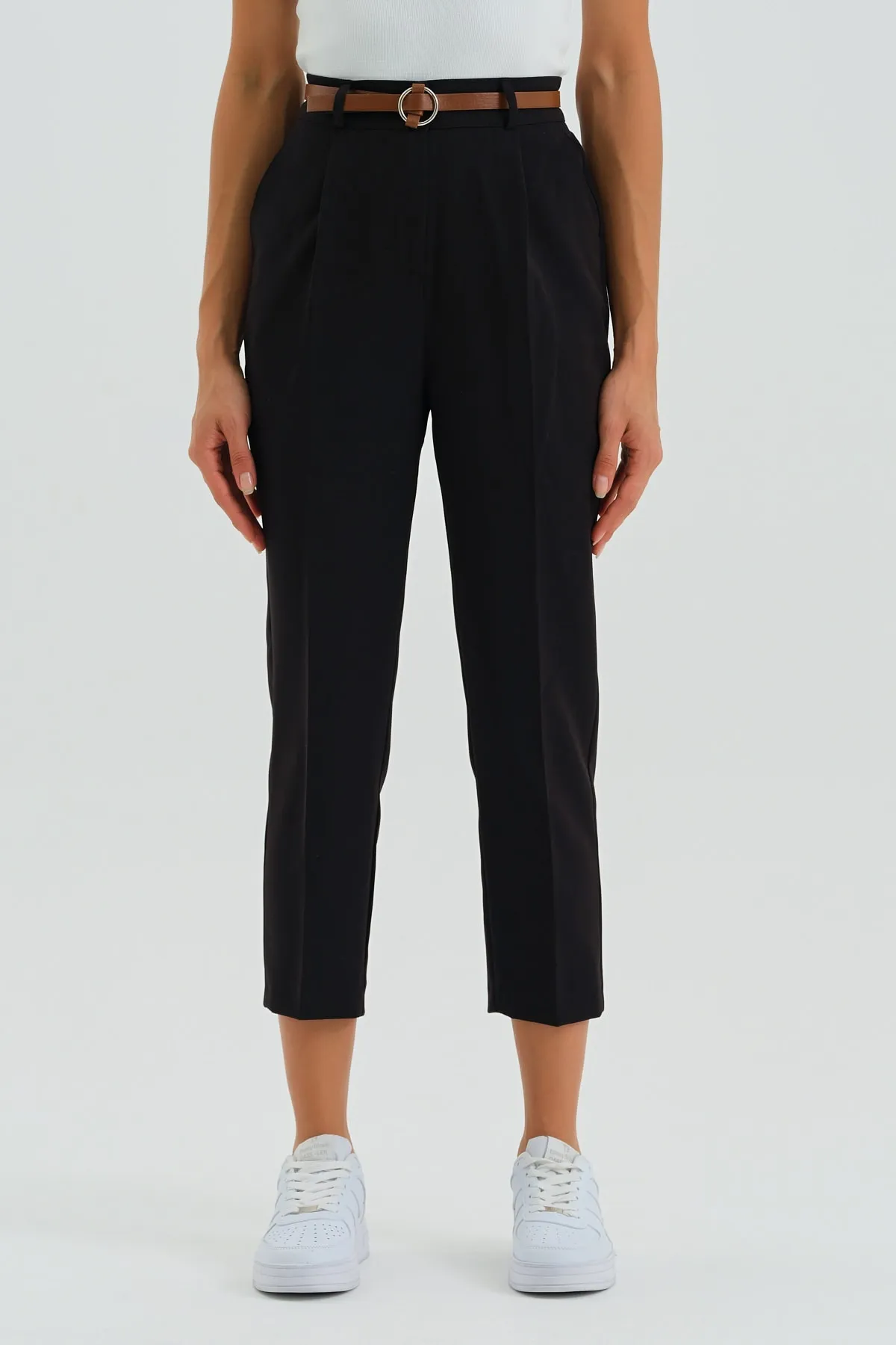 macharelbasic  Saisonale Stoffhose für Damen mit schmalem Bein und Faltengürtel in Schwarz