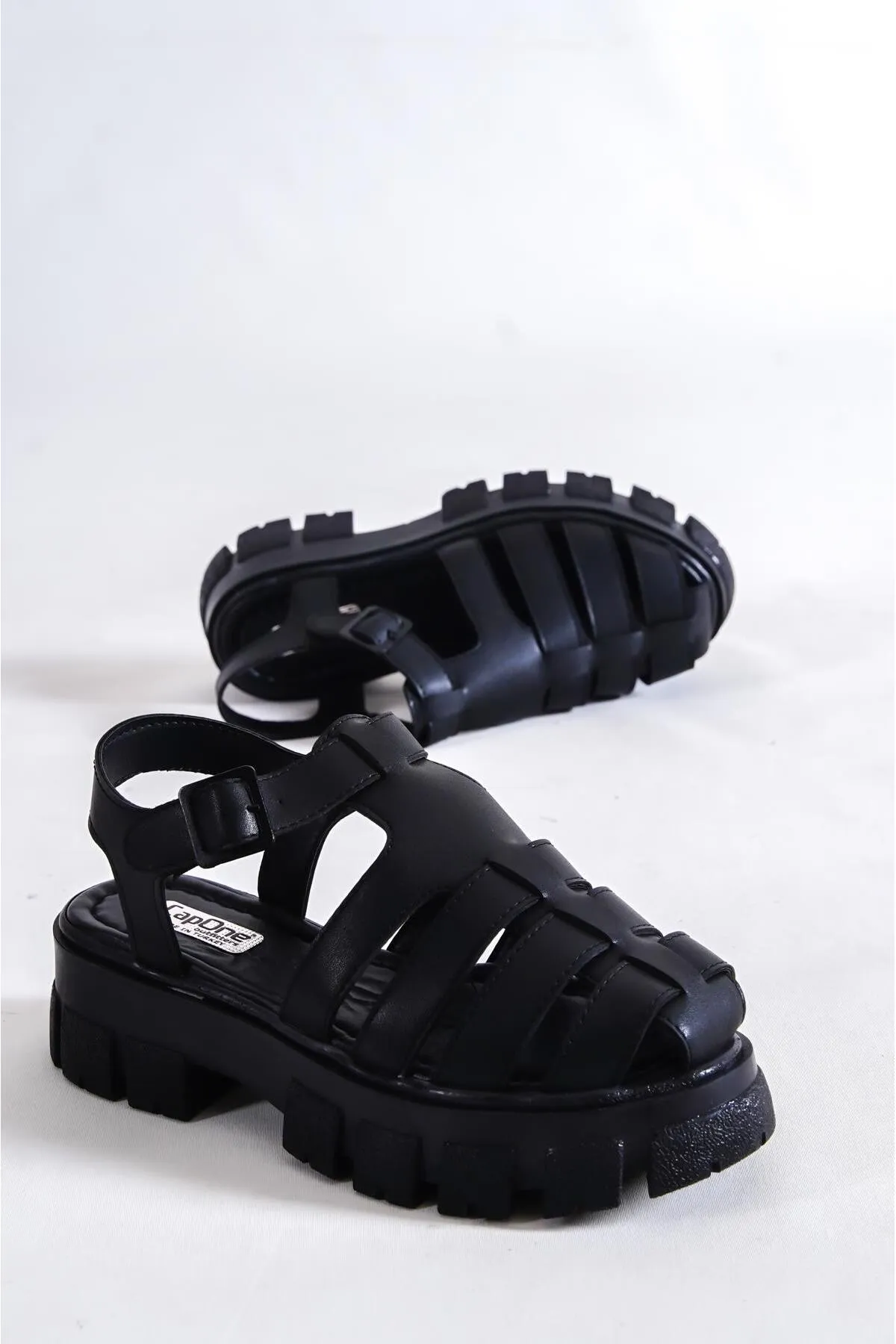 Capone Outfitters  Capone Gladiator-Sandalen mit dicker Sohle in Schwarz für Damen
