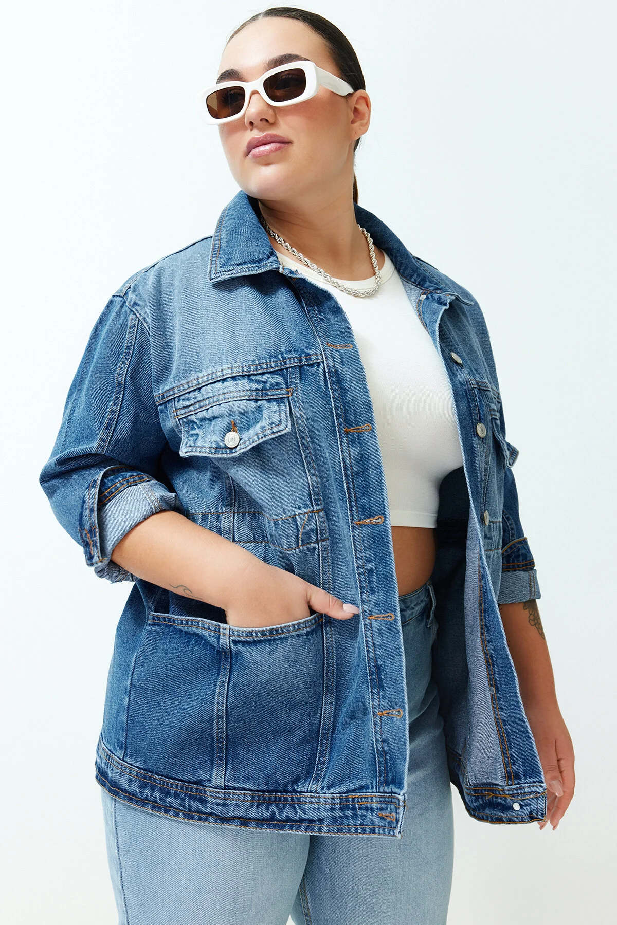 Trendyol Curve  Blaue Oversize-Jeansjacke TBBSS24AG00001