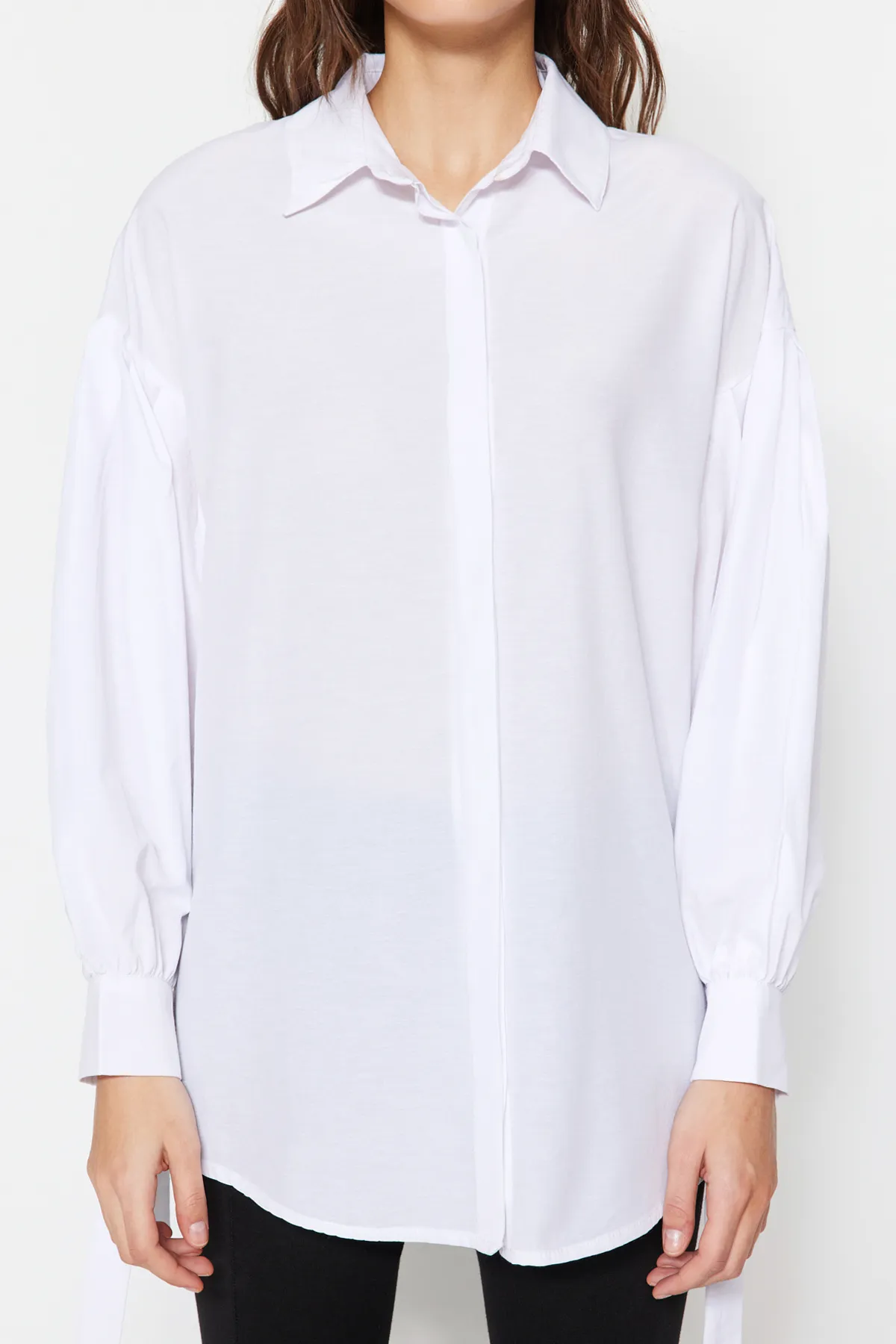Trendyol Modest  Weißes gewebtes Baumwollhemd mit Bindedetail auf der Rückseite und Accessoires TCTSS23TG00109