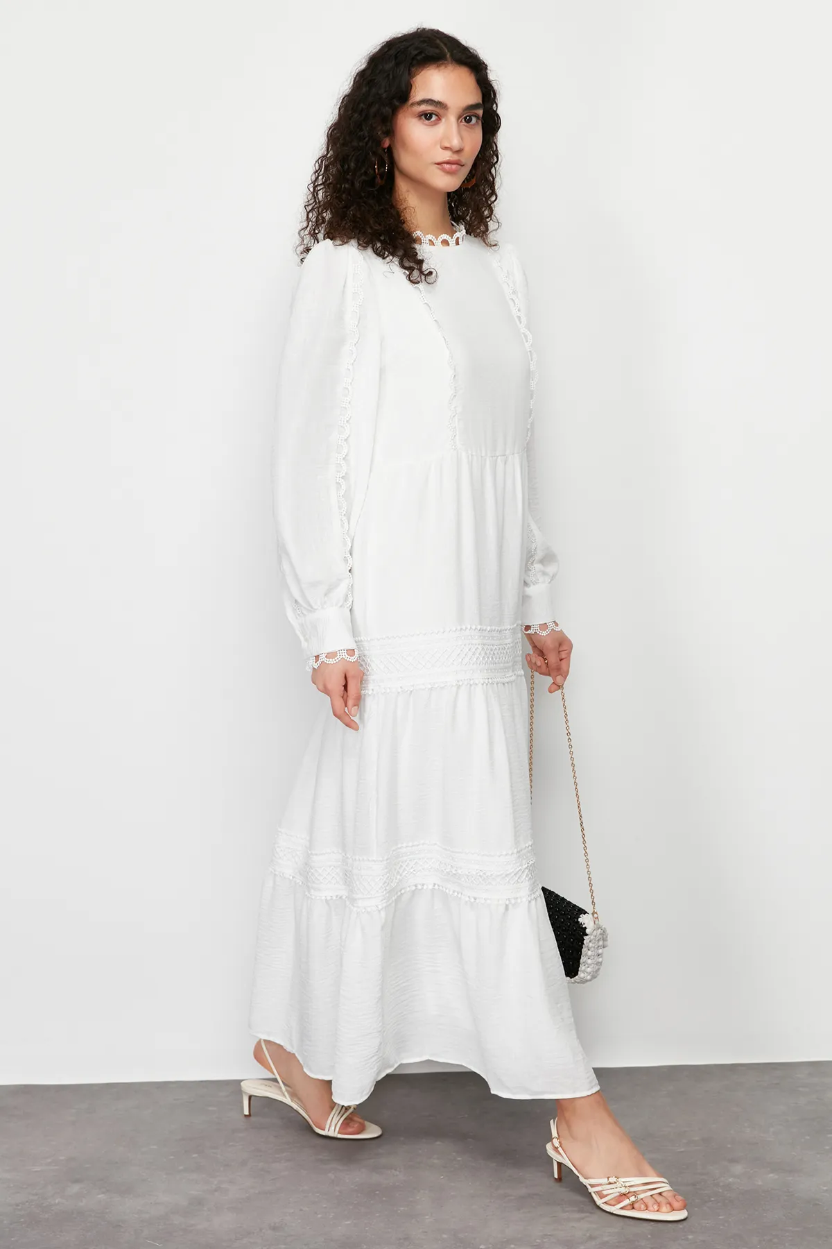 Trendyol Modest  Weißes, gefüttertes, besticktes, detailliertes Webkleid TCTSS24EB00178