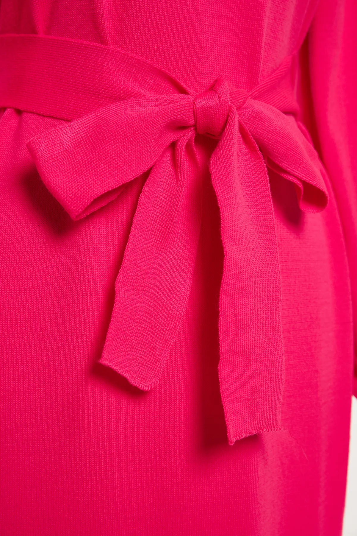Trendyol Modest  Rosa Strickkleid mit halbem Rollkragen und Gürtel TCTAW24EB00023