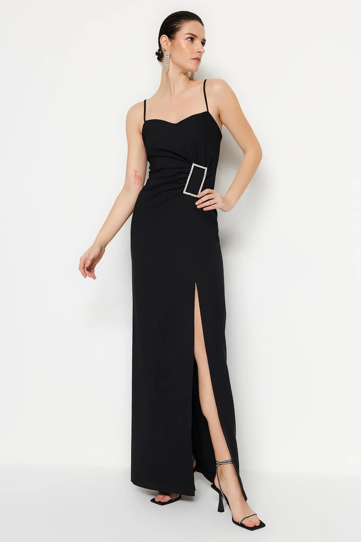 Trendyol Collection  Schwarzes langes Abendkleid mit Accessoire-Details TPRSS20AE0321