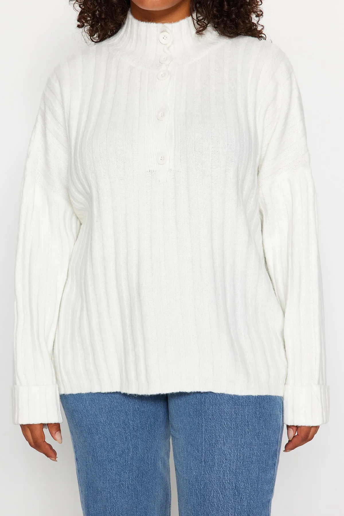 Trendyol Curve  Ecrufarbener Strick-Cardigan mit Knopfverschluss TBBAW24AN00045